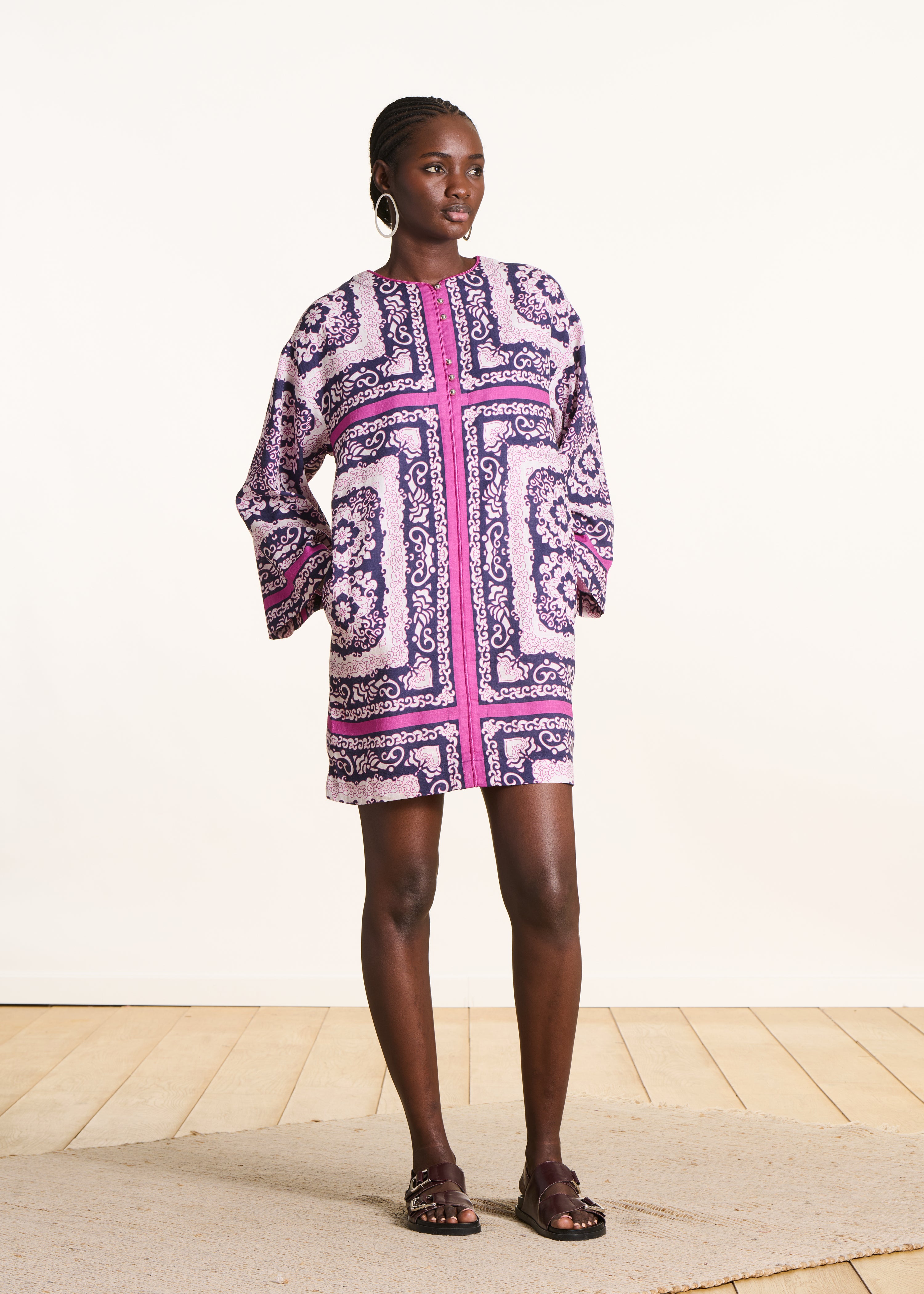Robe courte droite violet et rose à imprimé foulard