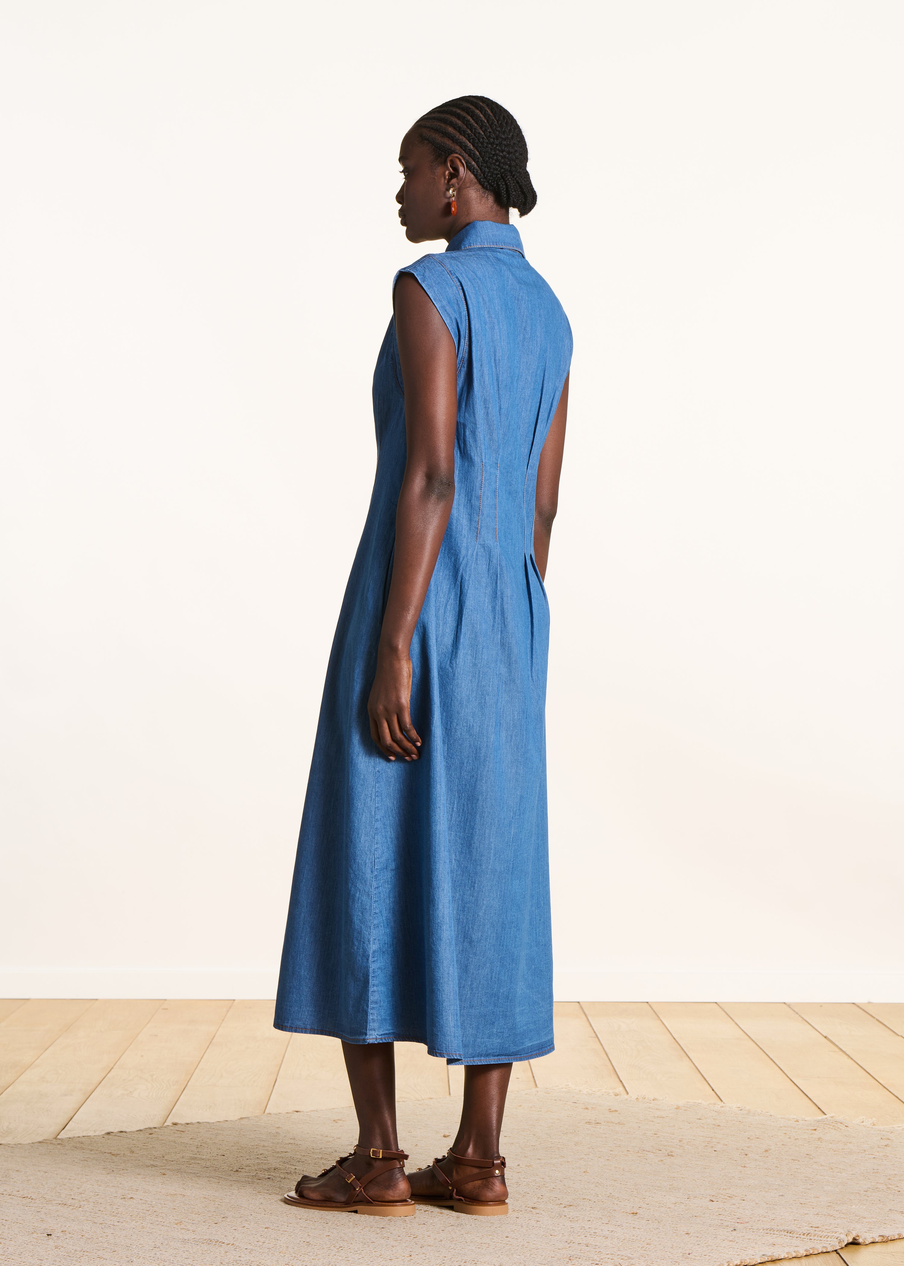 Robe chemise longue en jean souple cintrée