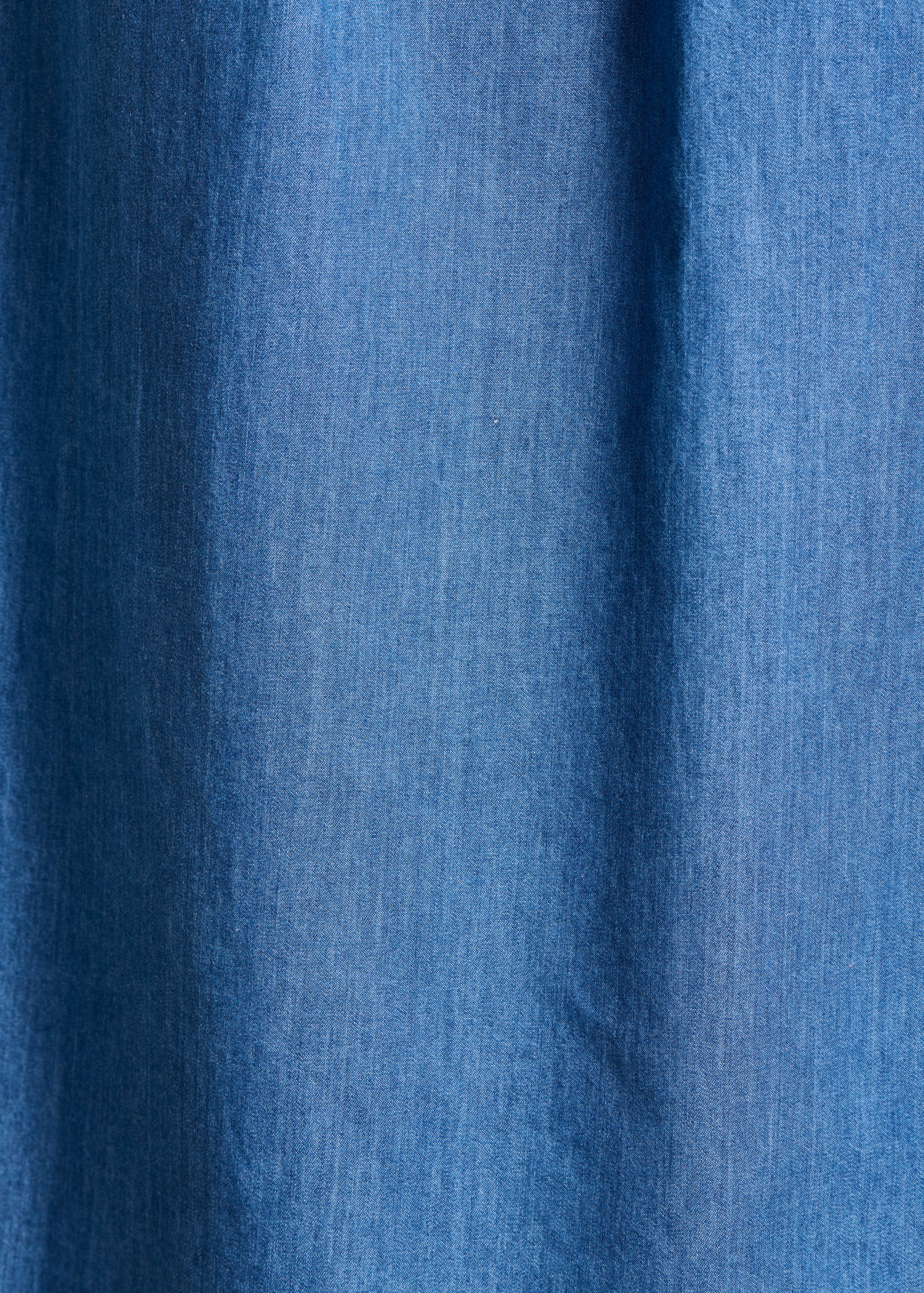 Robe chemise longue en jean souple cintrée