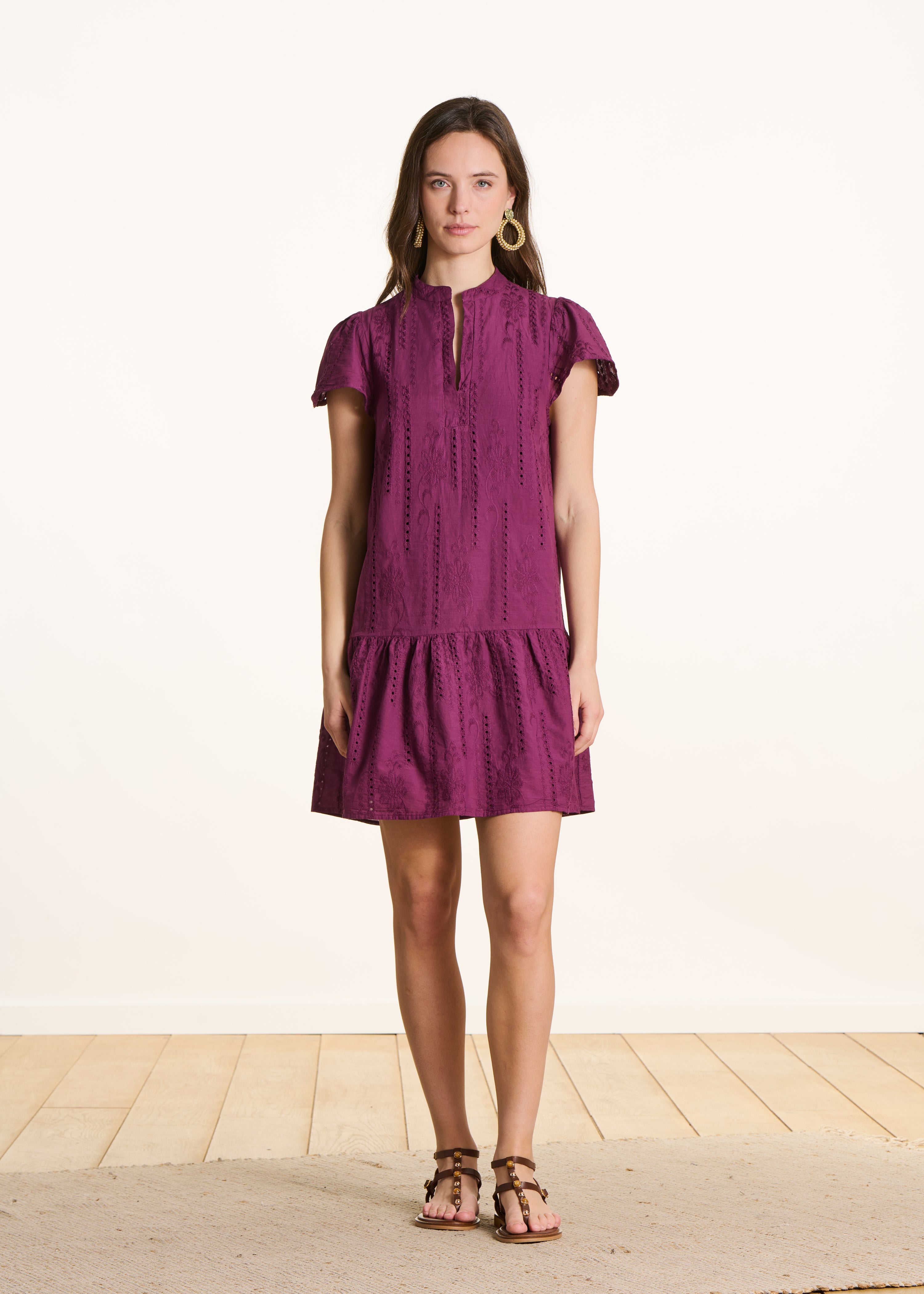 Robe courte violette en broderie anglaise à volant