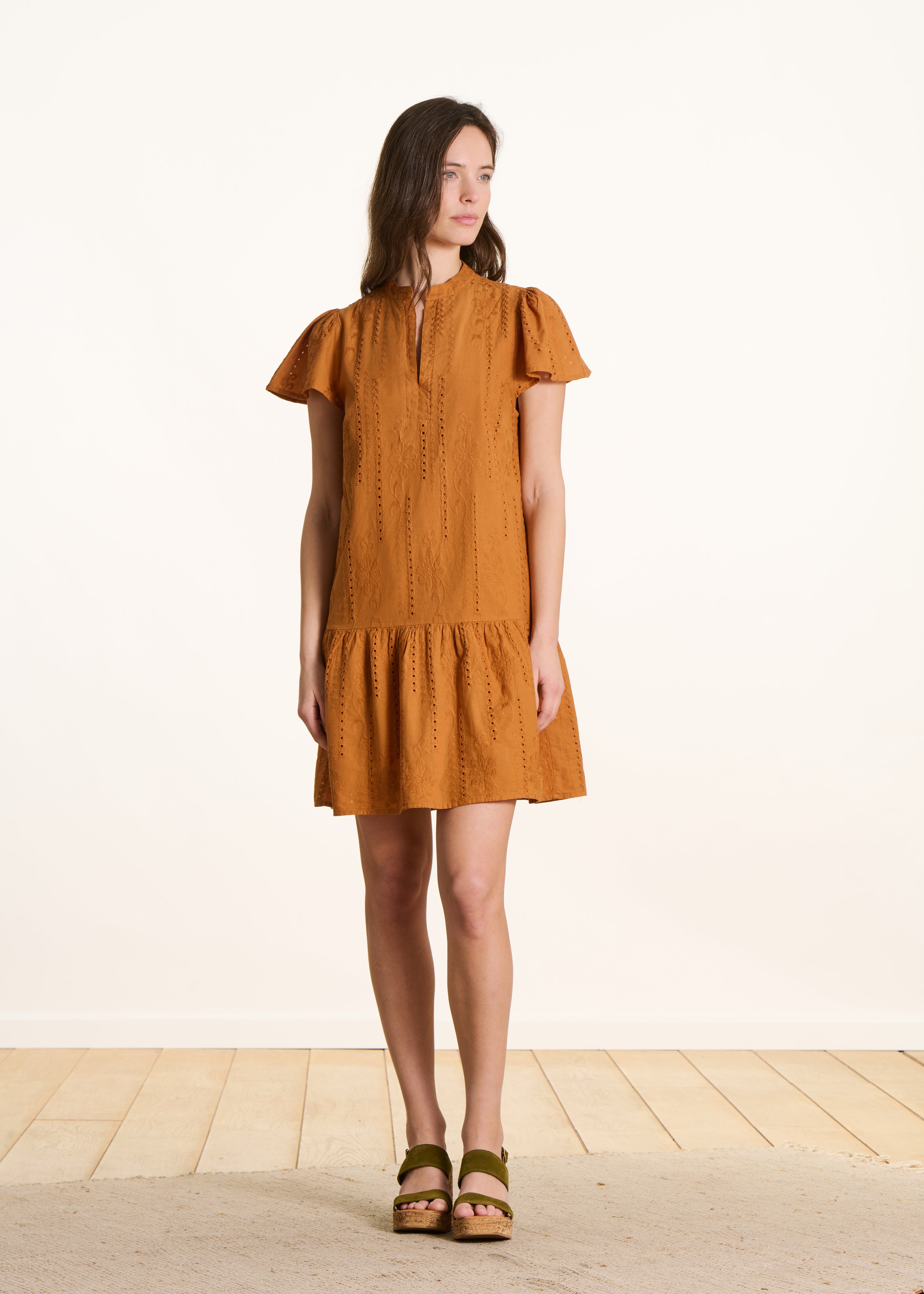 Robe courte ocre en broderie anglaise à volant