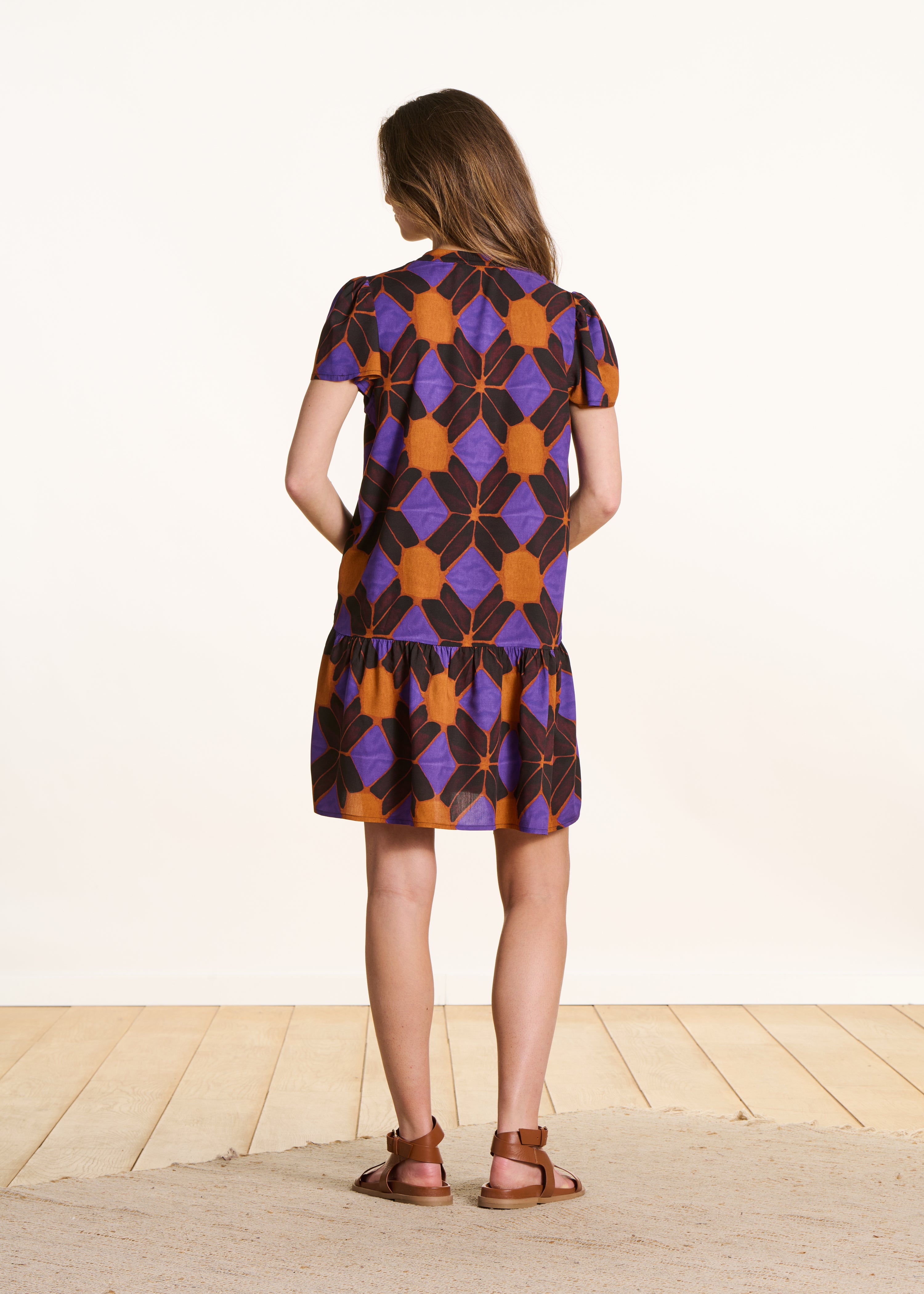 Kurzes Kleid in Orange und Violett mit Muster und kurzen Ärmeln