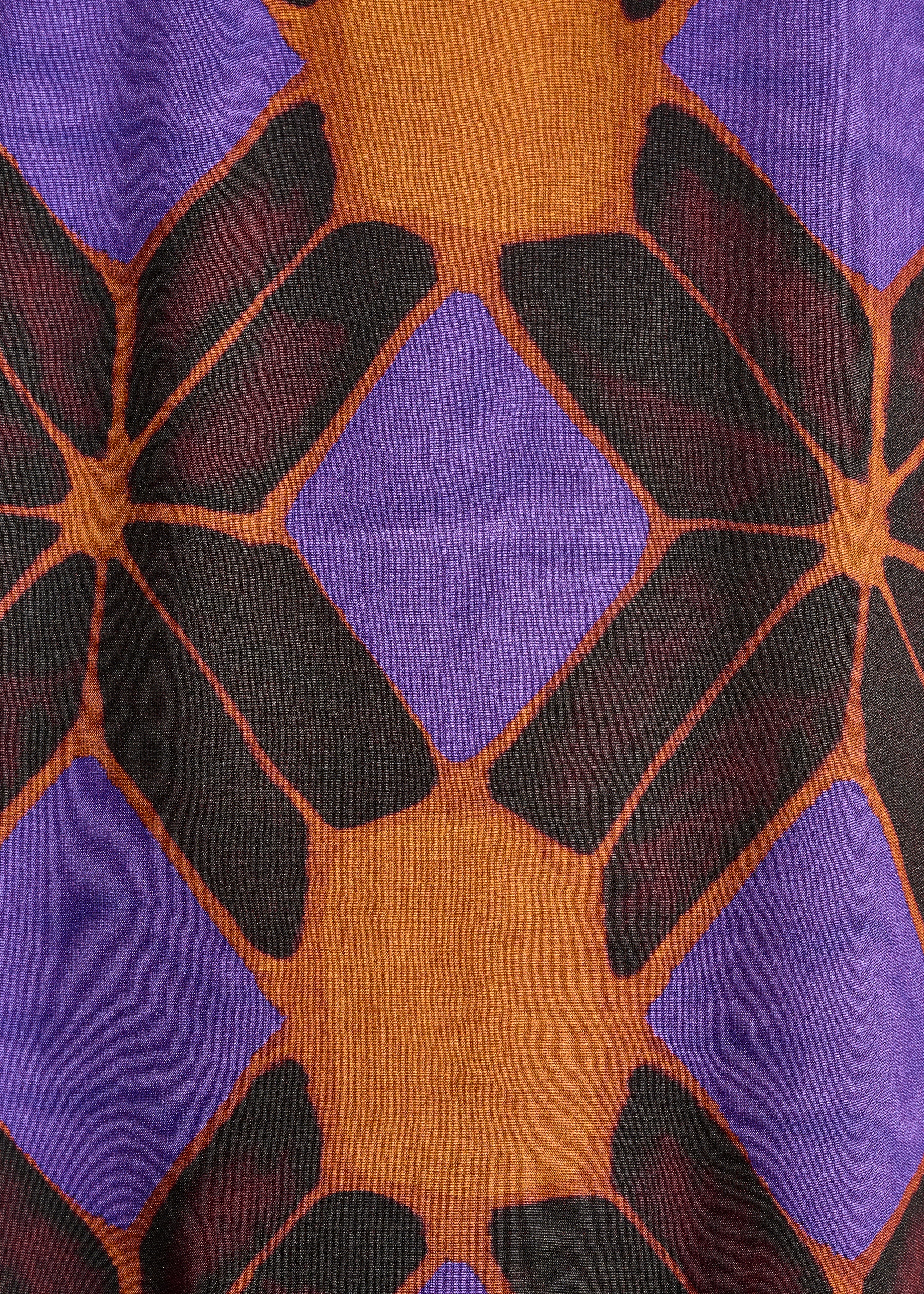 Kurzes Kleid in Orange und Violett mit Muster und kurzen Ärmeln