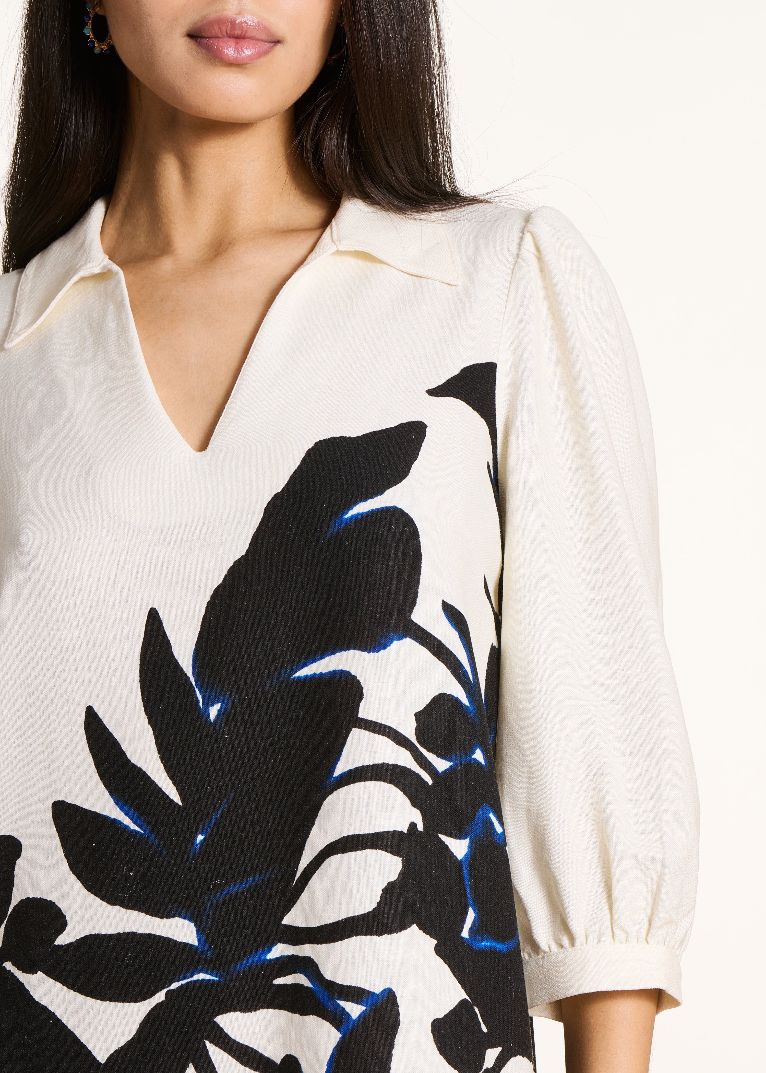 Robe droite courte écrue à imprimé noir