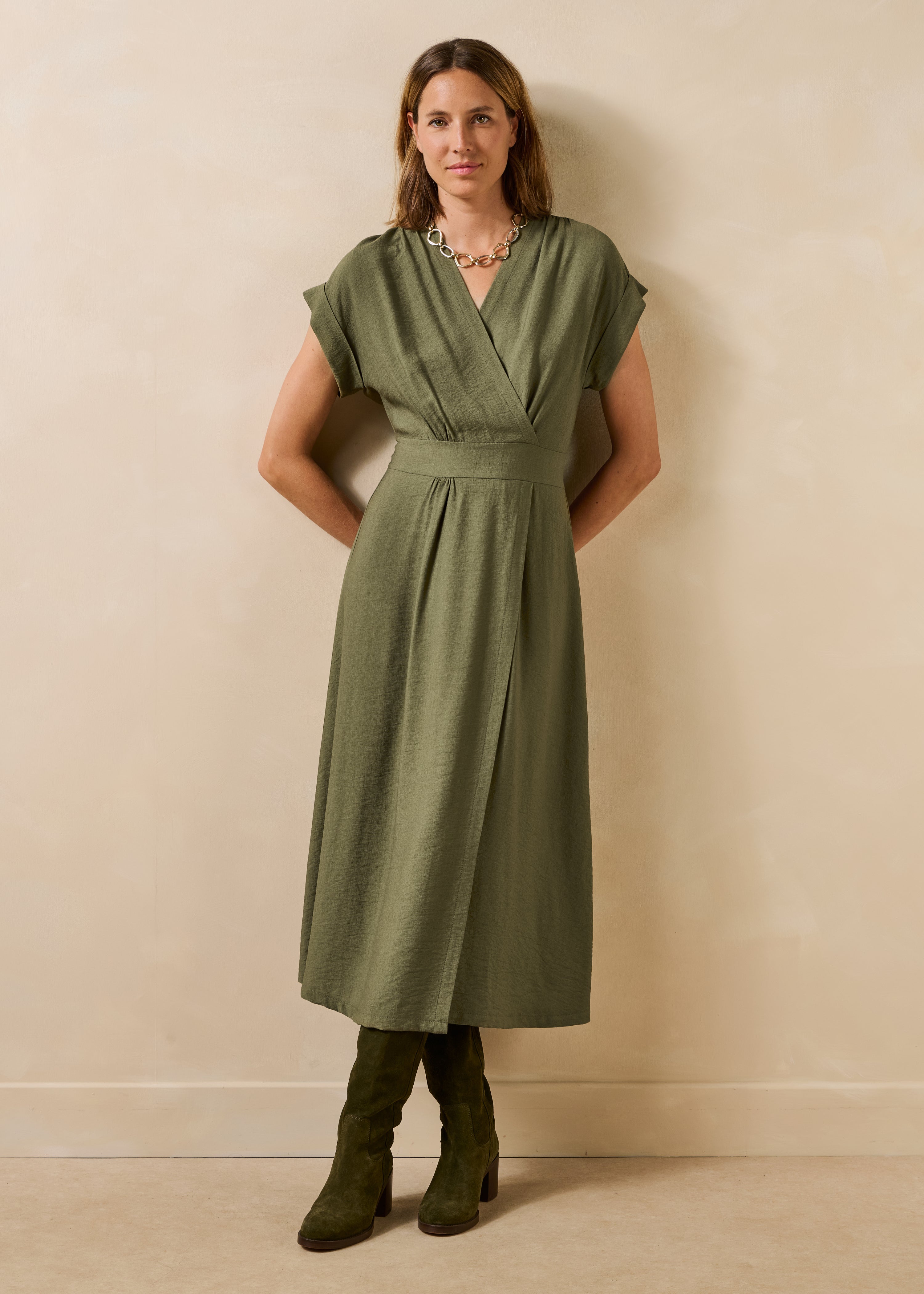 Tailliertes langes Kleid in Khaki mit Wickeloptik