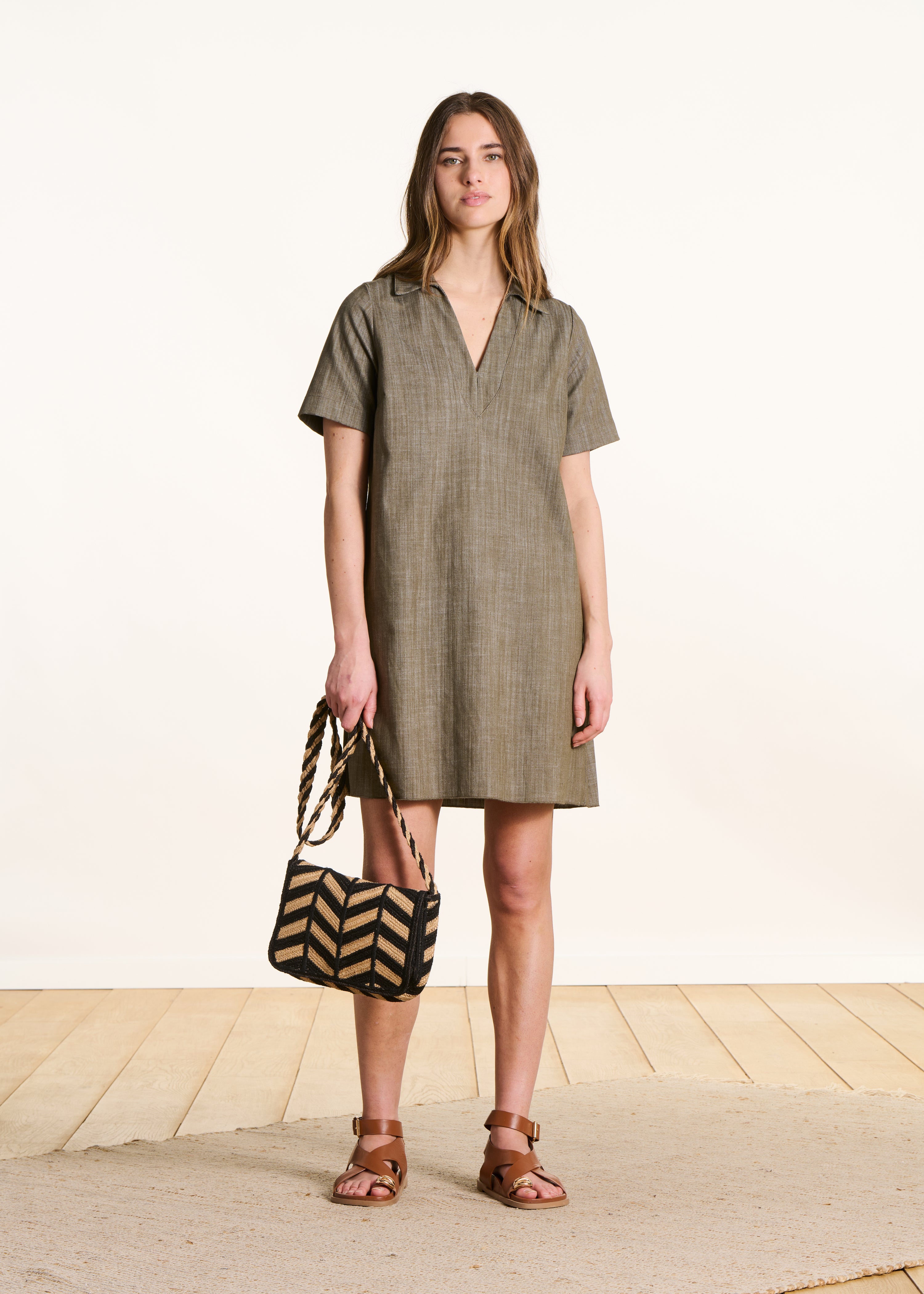 Kurzes khakifarbenes Jeanskleid mit kurzen Ärmeln