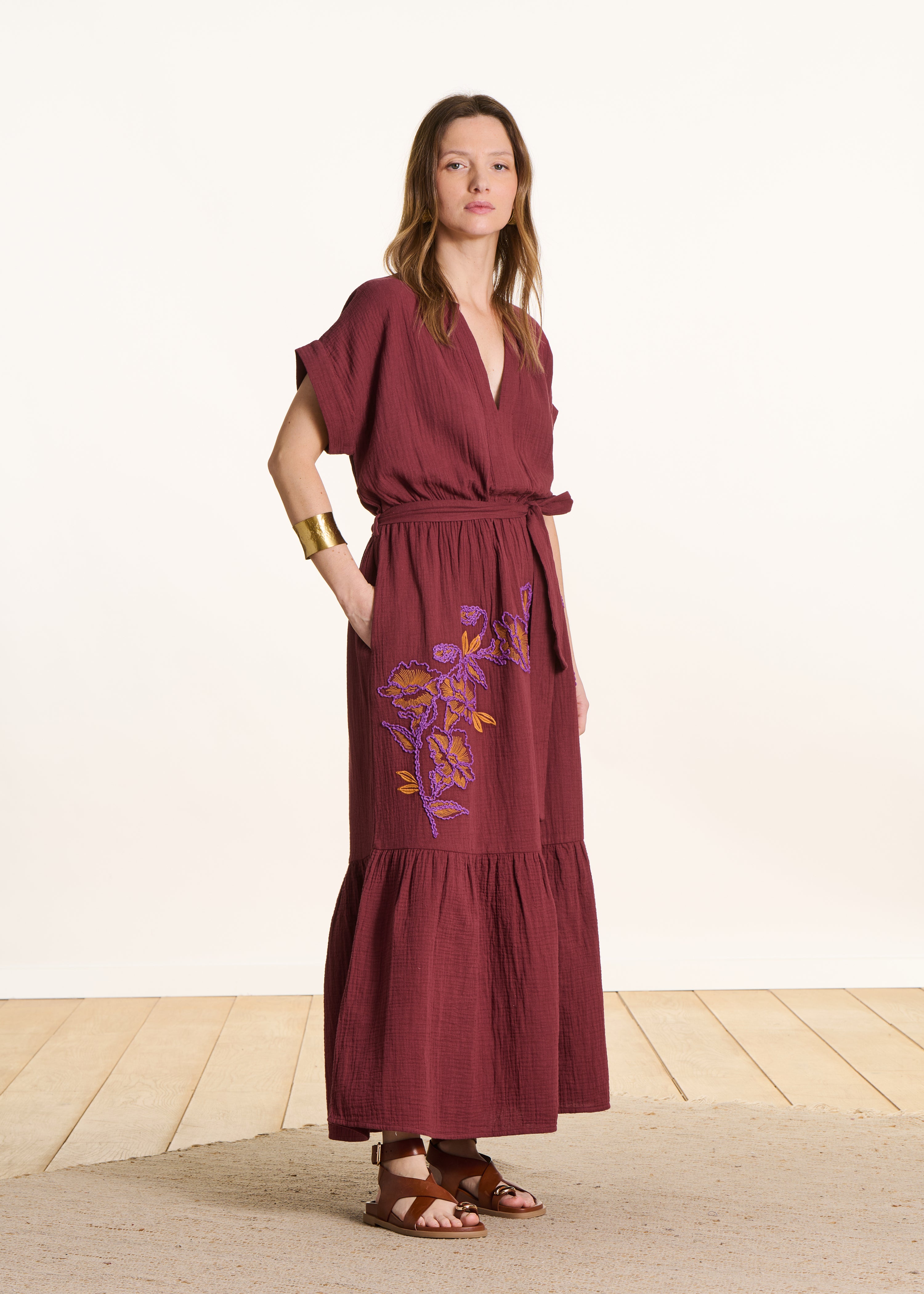 Robe longue en gaze de coton brodée marron manches courtes