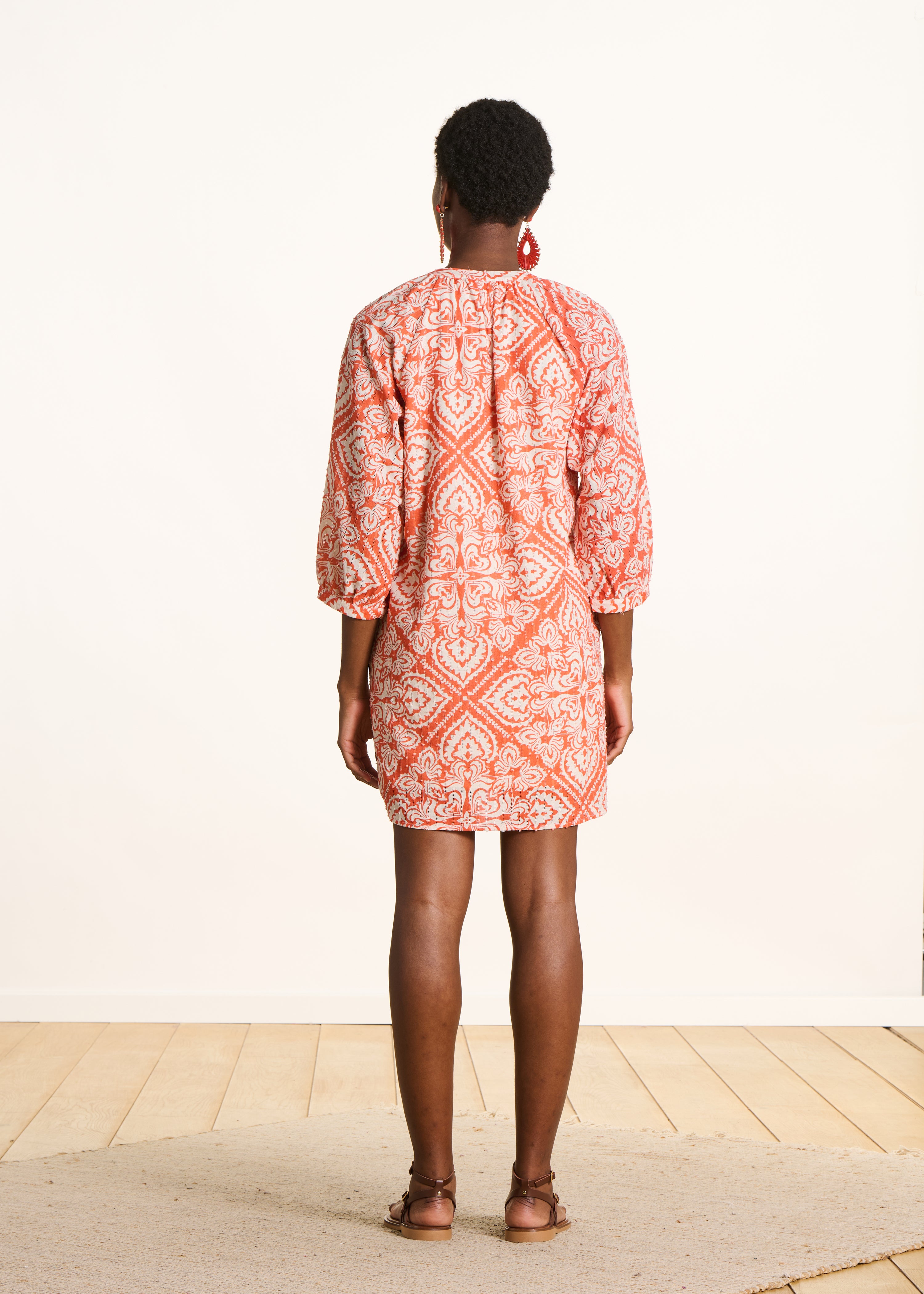 Kurzes, durchbrochenes Kleid in Orange mit Blumenmuster