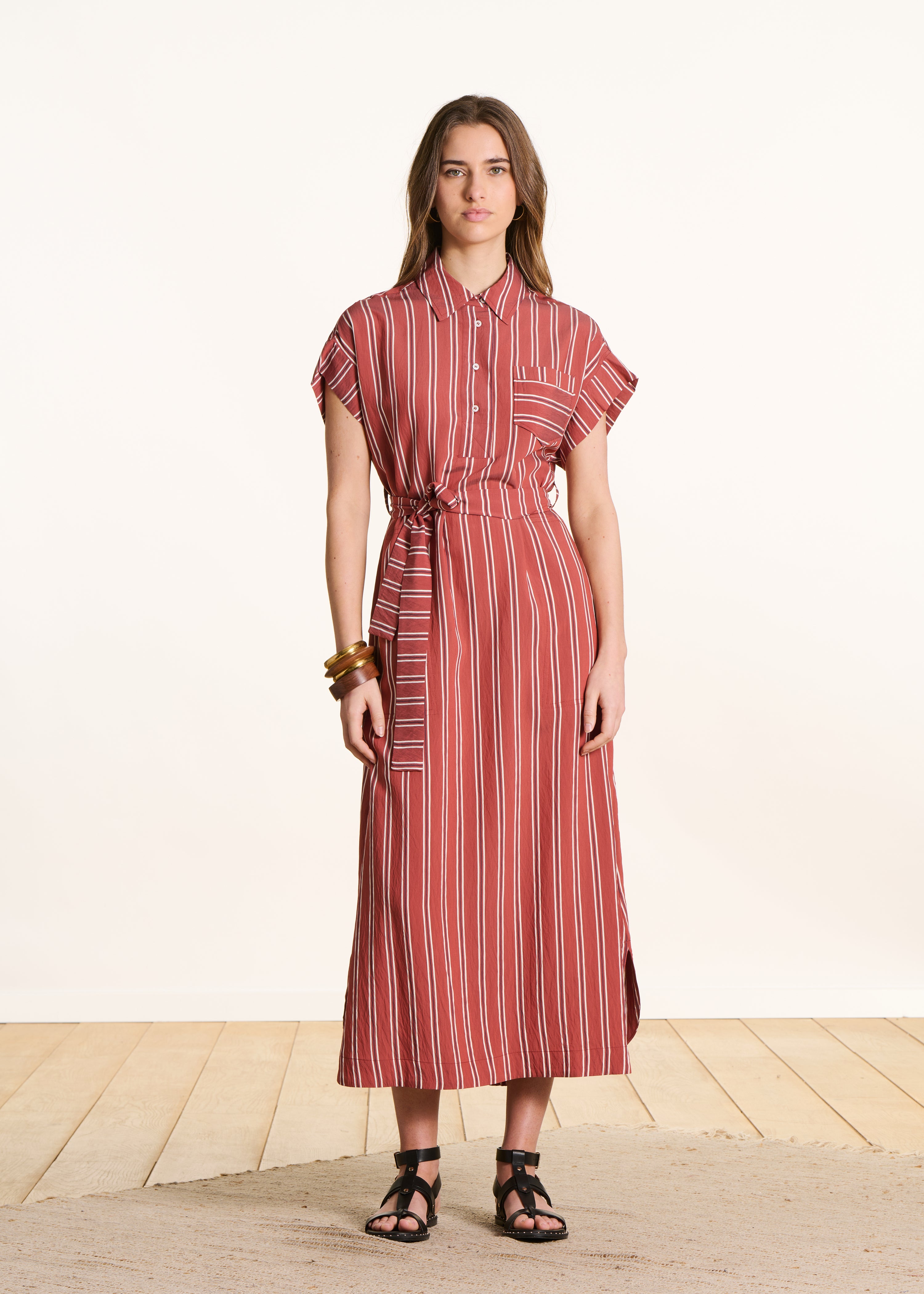 Rotes gestreiftes Hemdblusenkleid