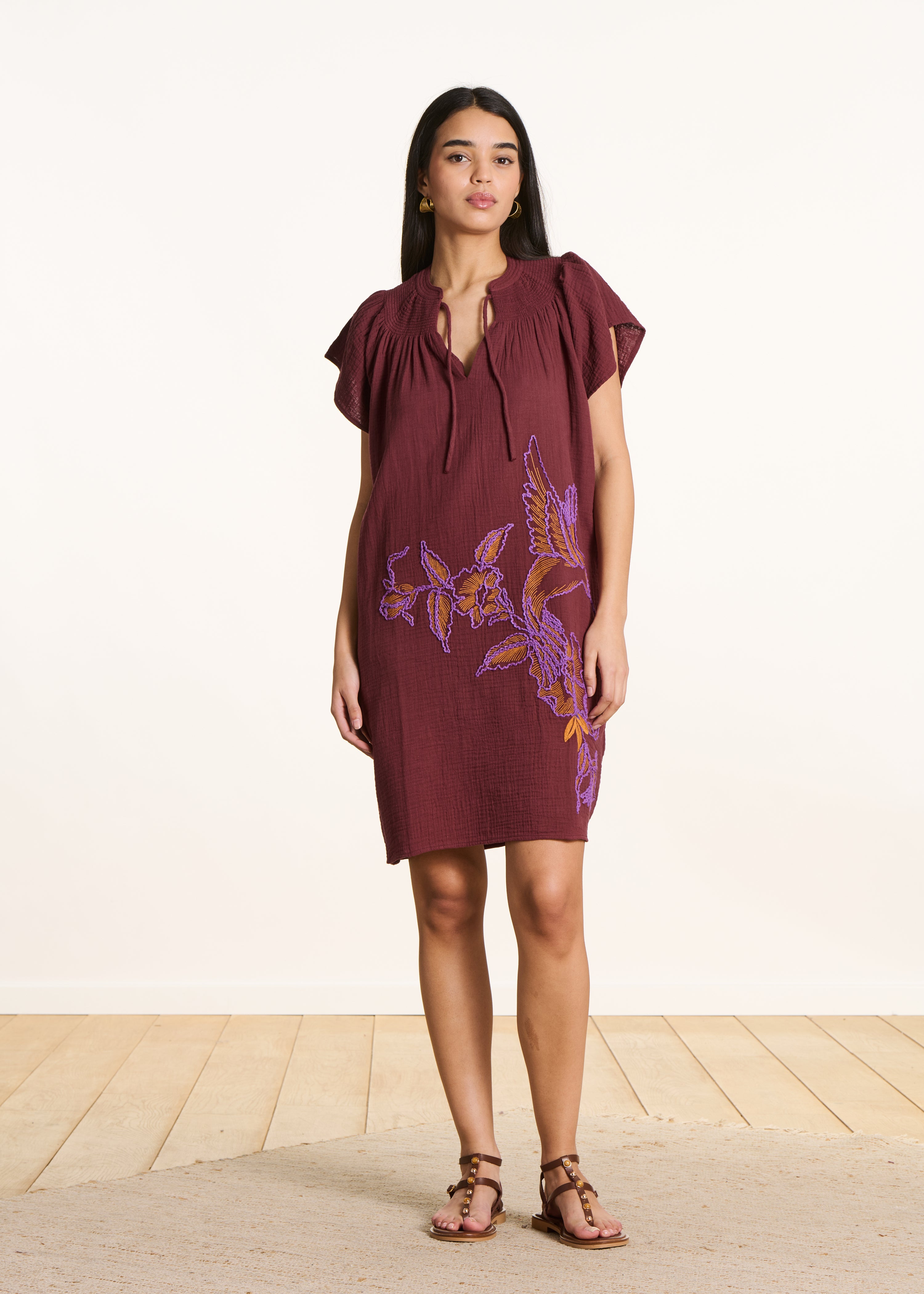 Robe courte en gaze de coton brodée marron col V