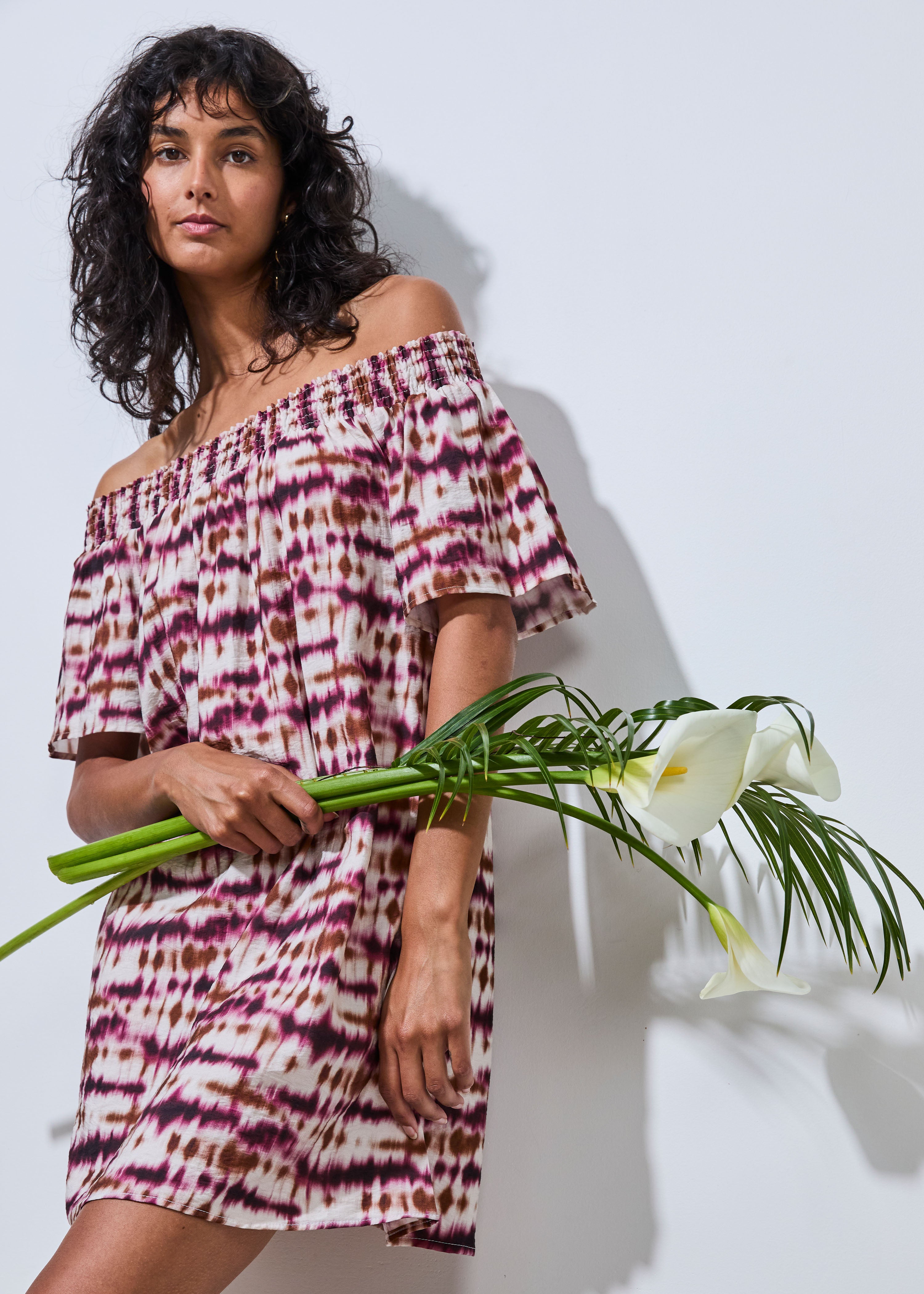 Robe courte épaules dénudées à imprimé tie & dye bordeaux