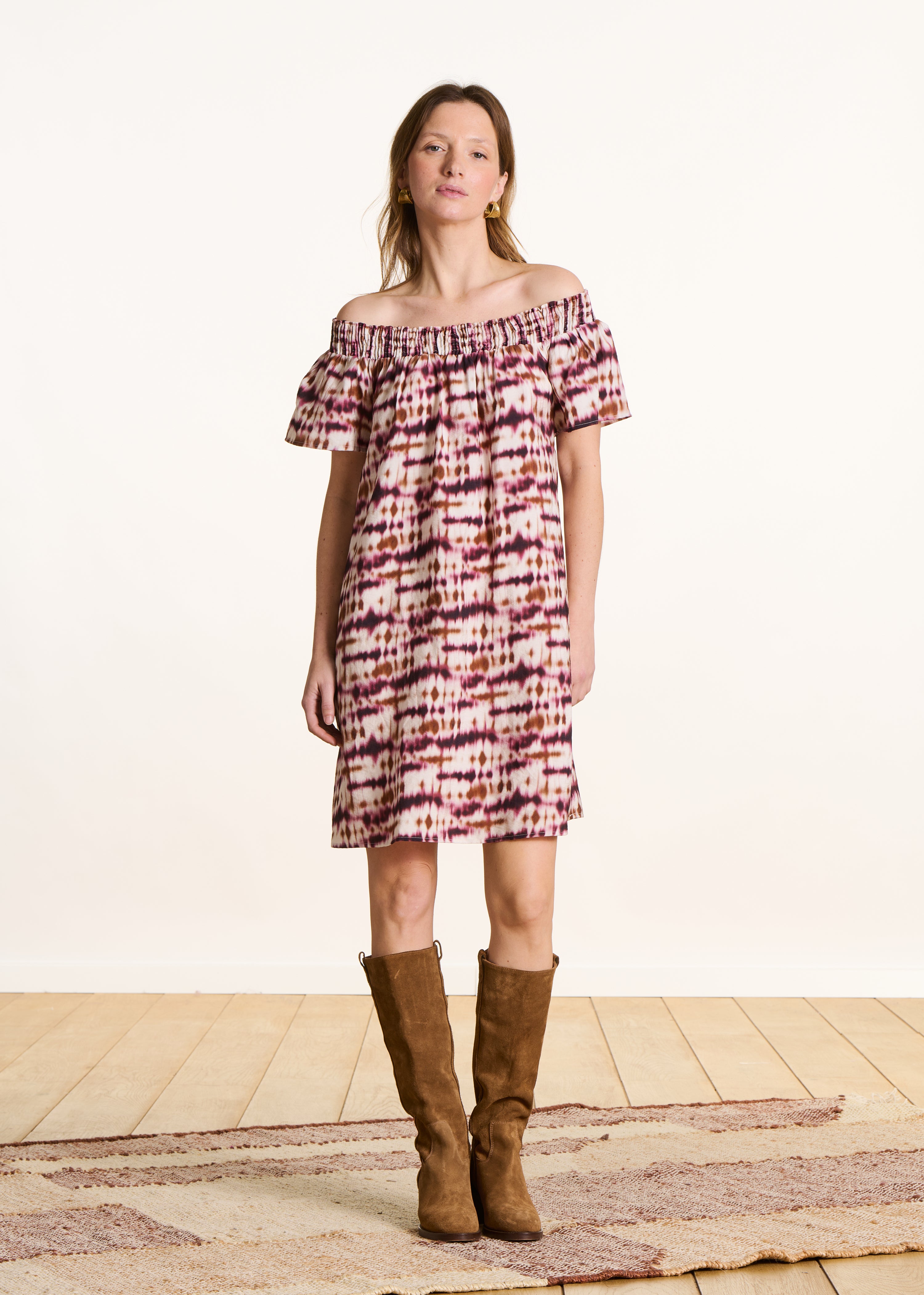 Short off-shoulder dress with burgundy tie & dye print