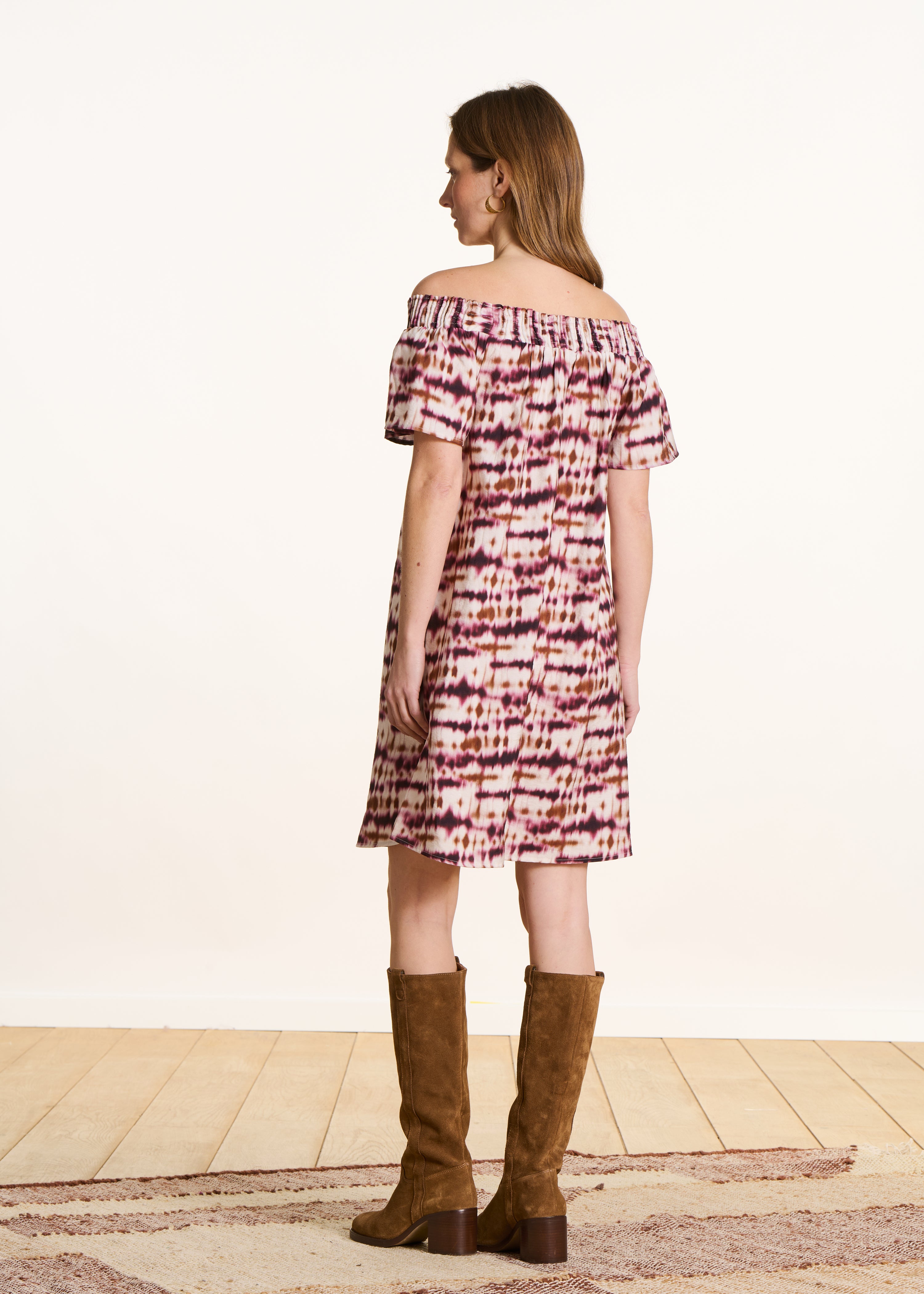 Short off-shoulder dress with burgundy tie & dye print