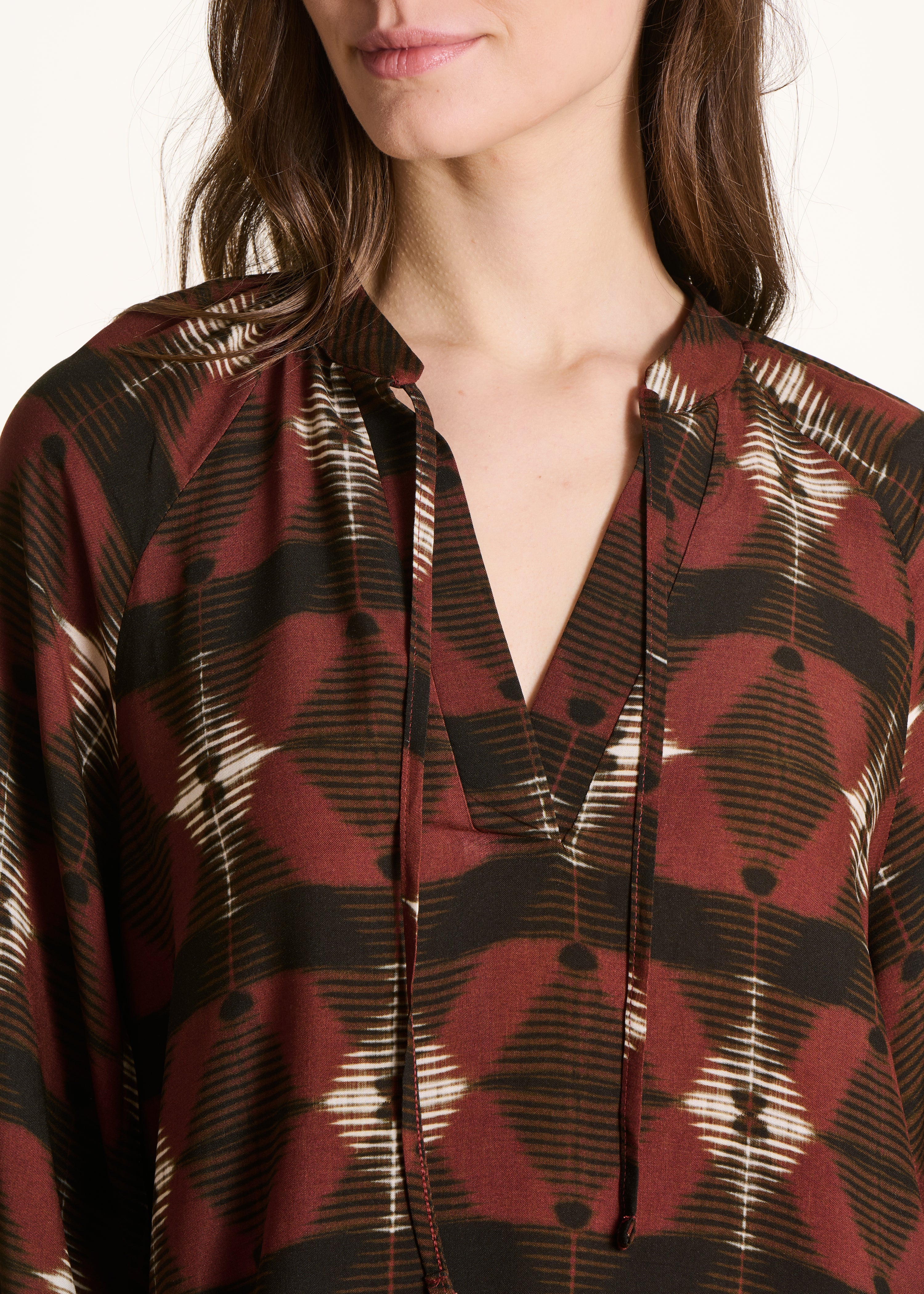 Robe courte marron à imprimé manches 3/4
