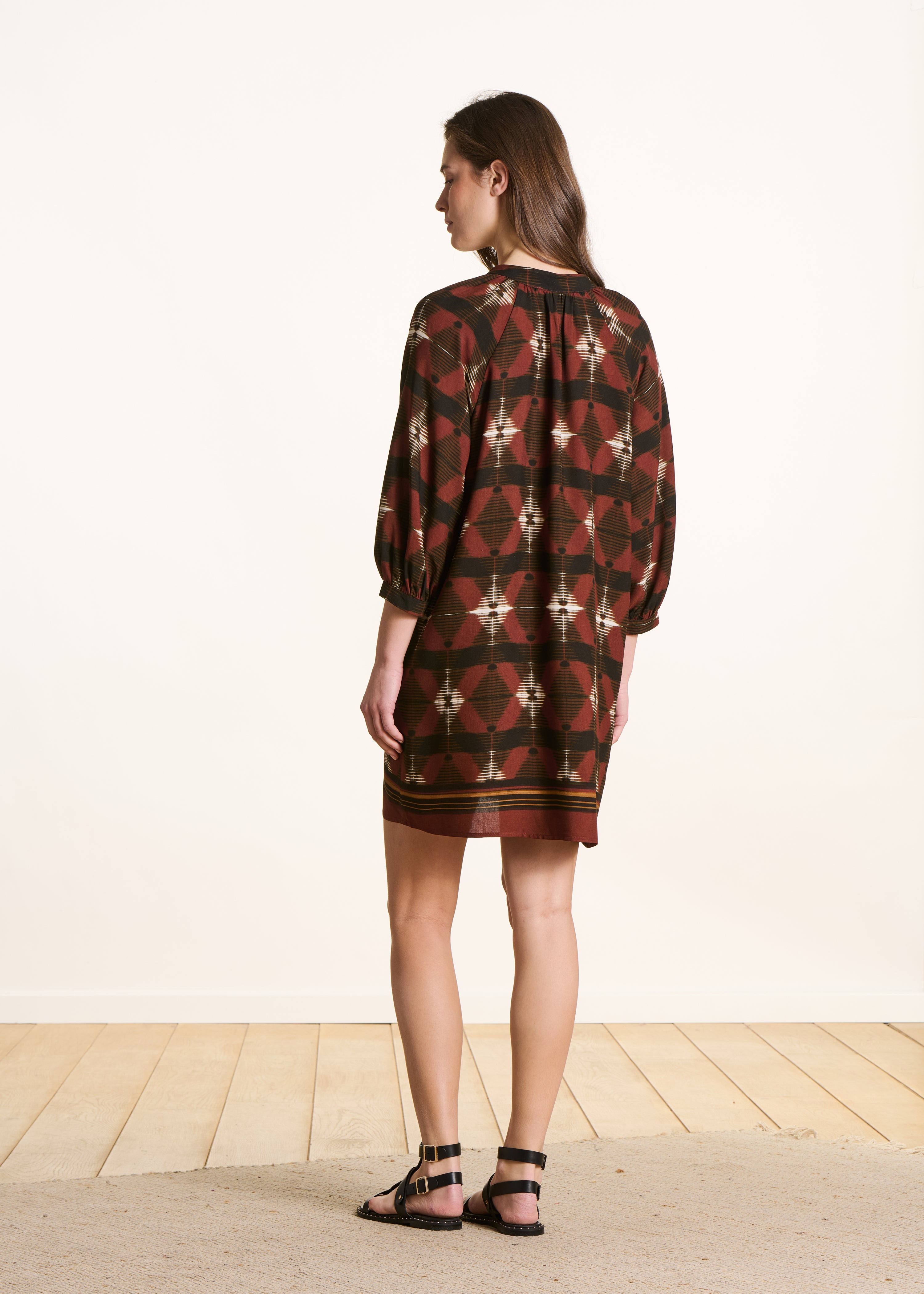 Robe courte marron à imprimé manches 3/4