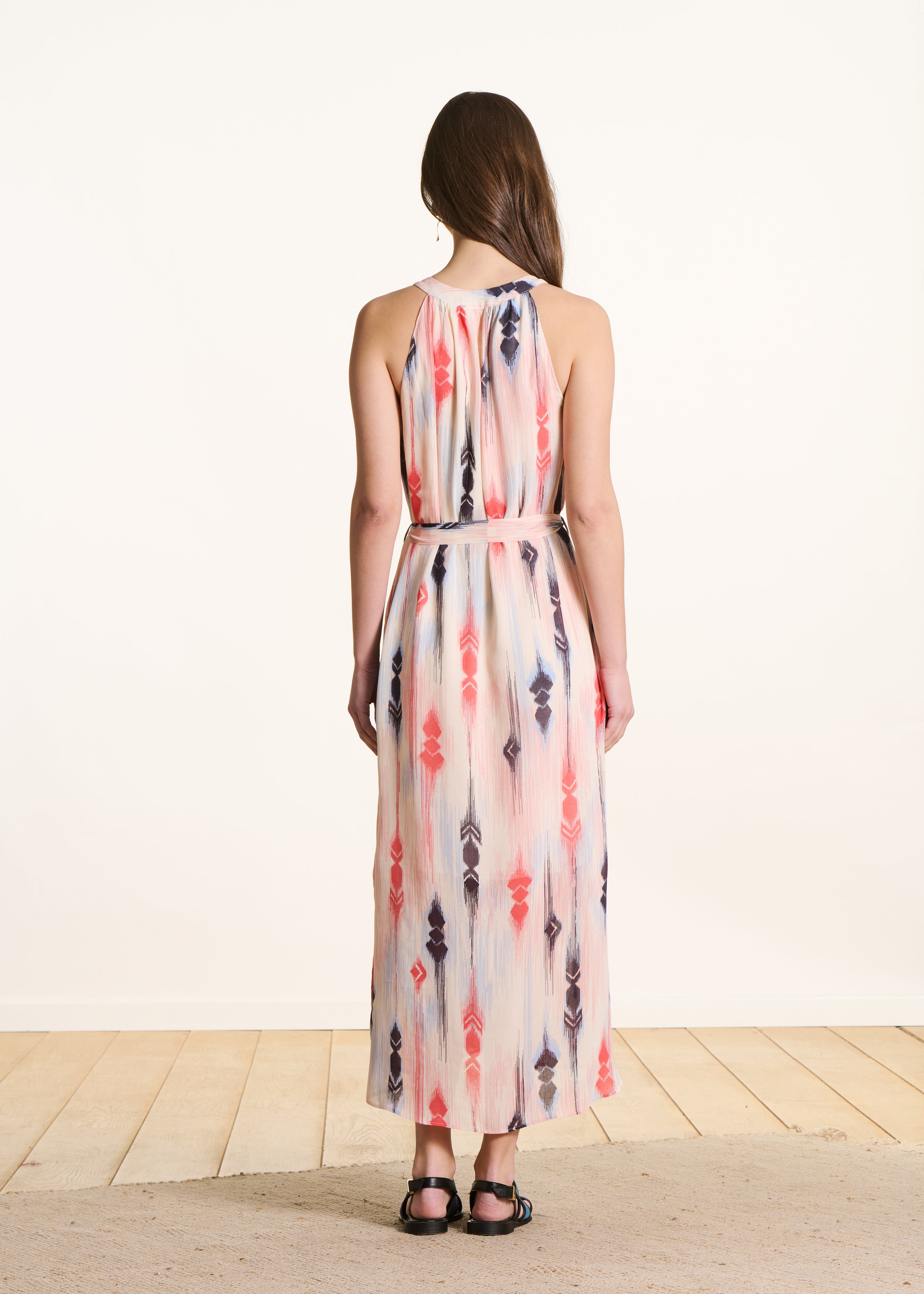 Vestido largo sin mangas con estampado rosa y azul