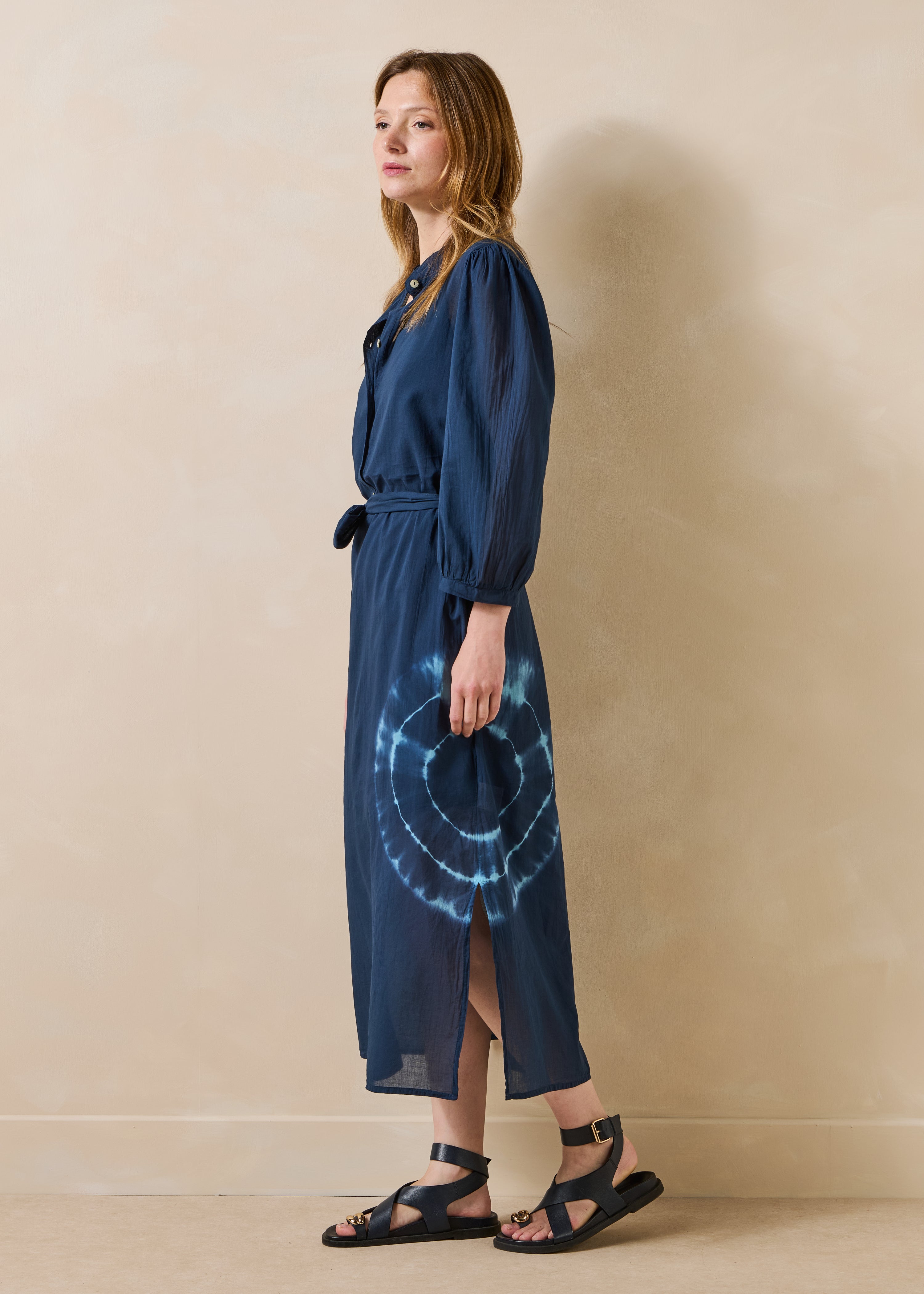 Robe midi en voile de coton bleu foncé imprimé tie & dye