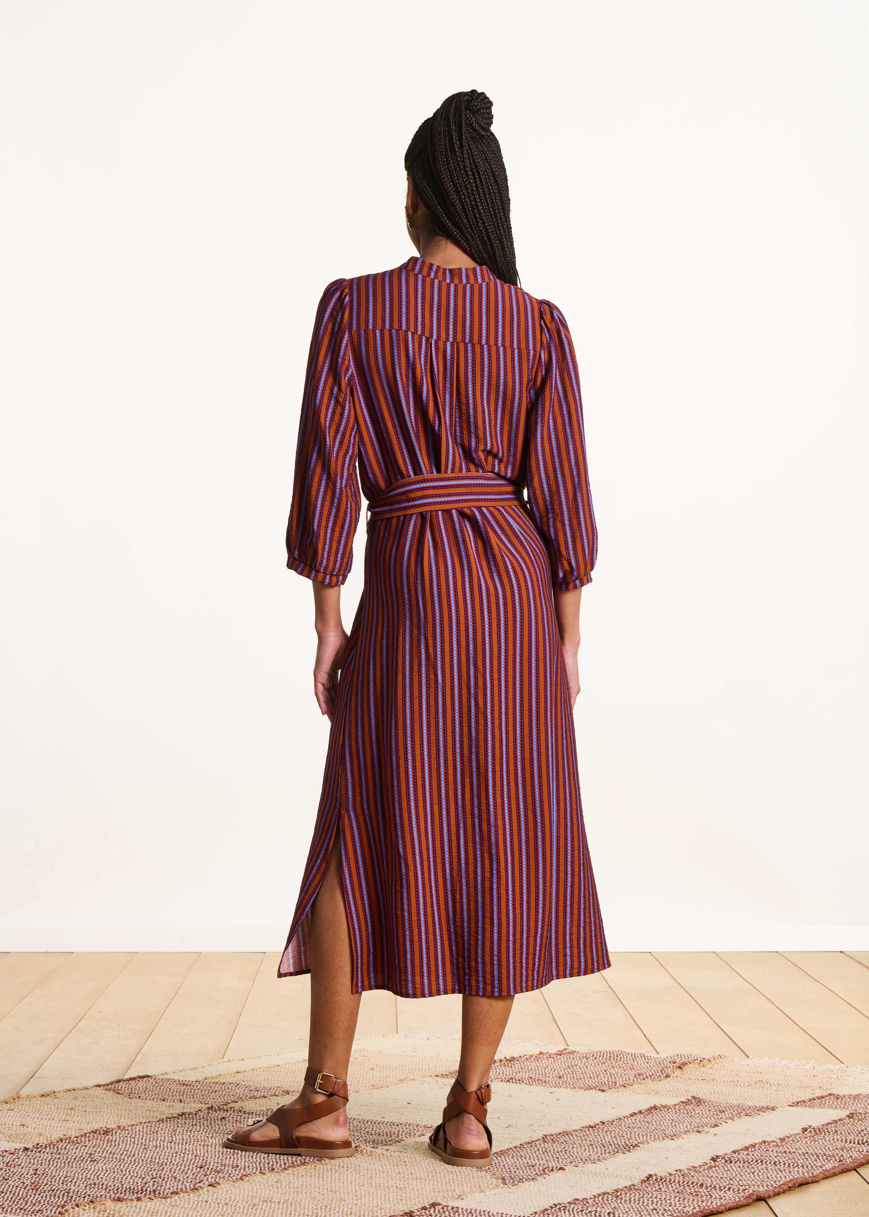 Robe midi boutonnée à rayures violet et orange