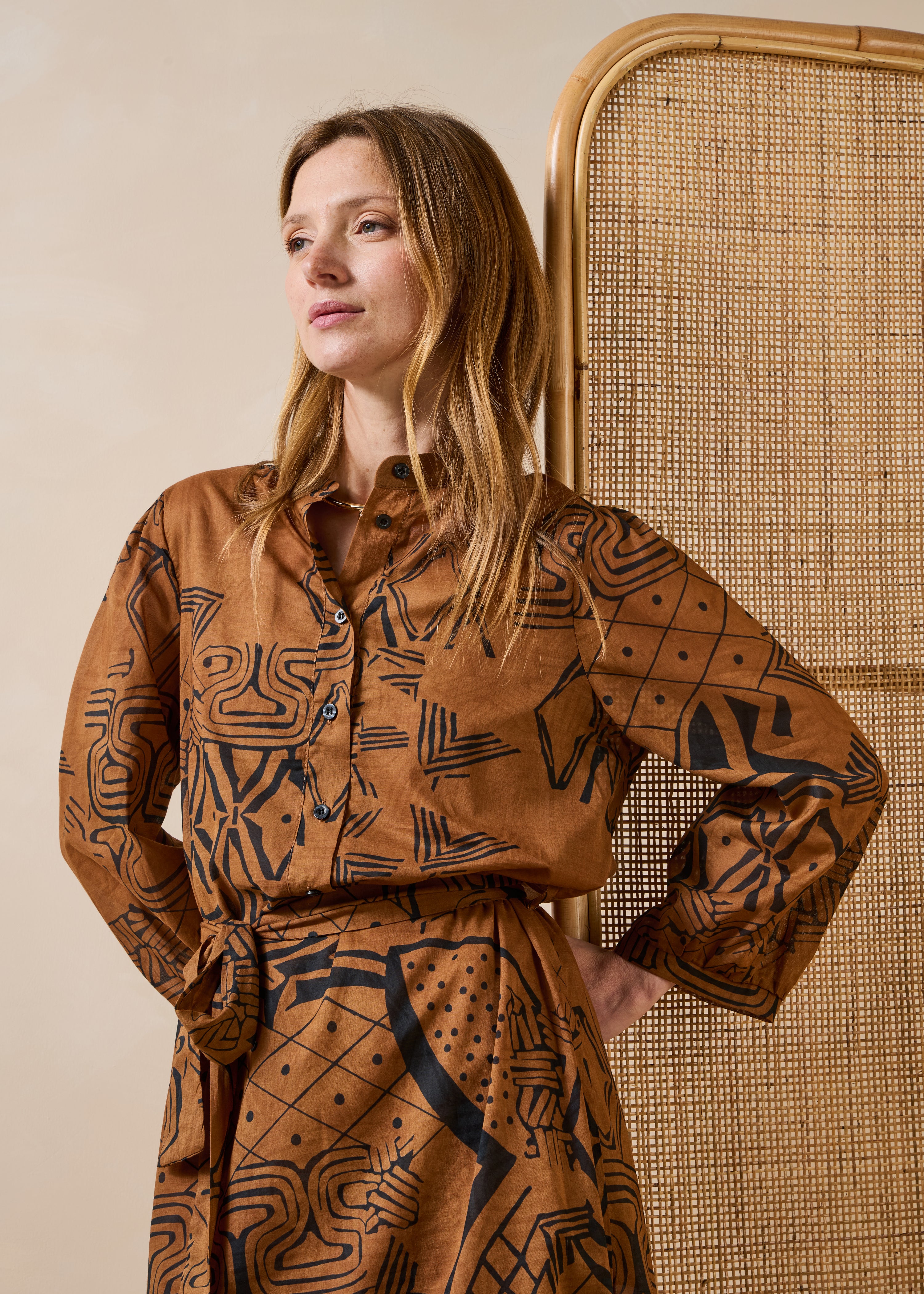 Abito midi in voile di cotone marrone stampato