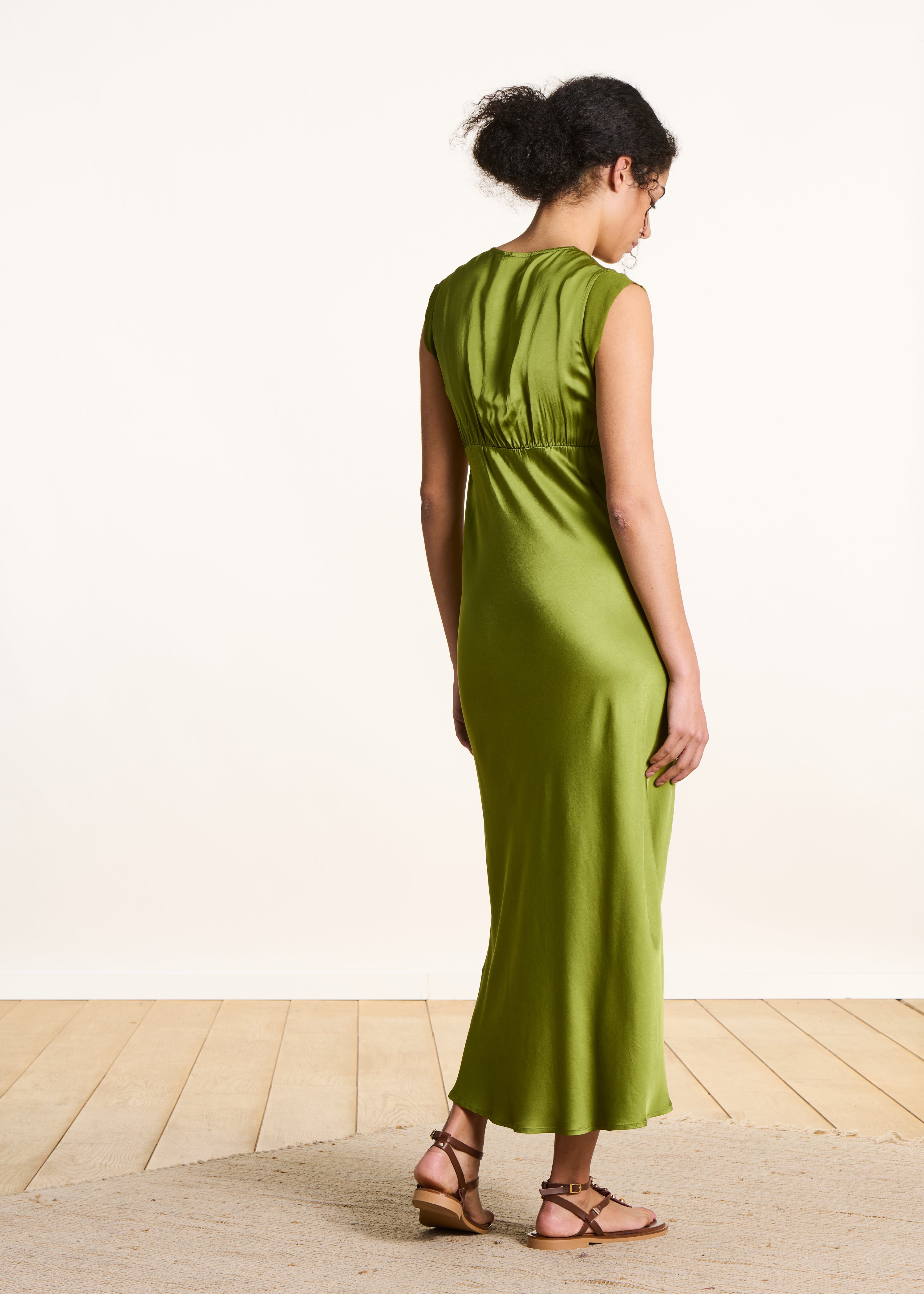 Robe longue fluide habillée verte sans manches