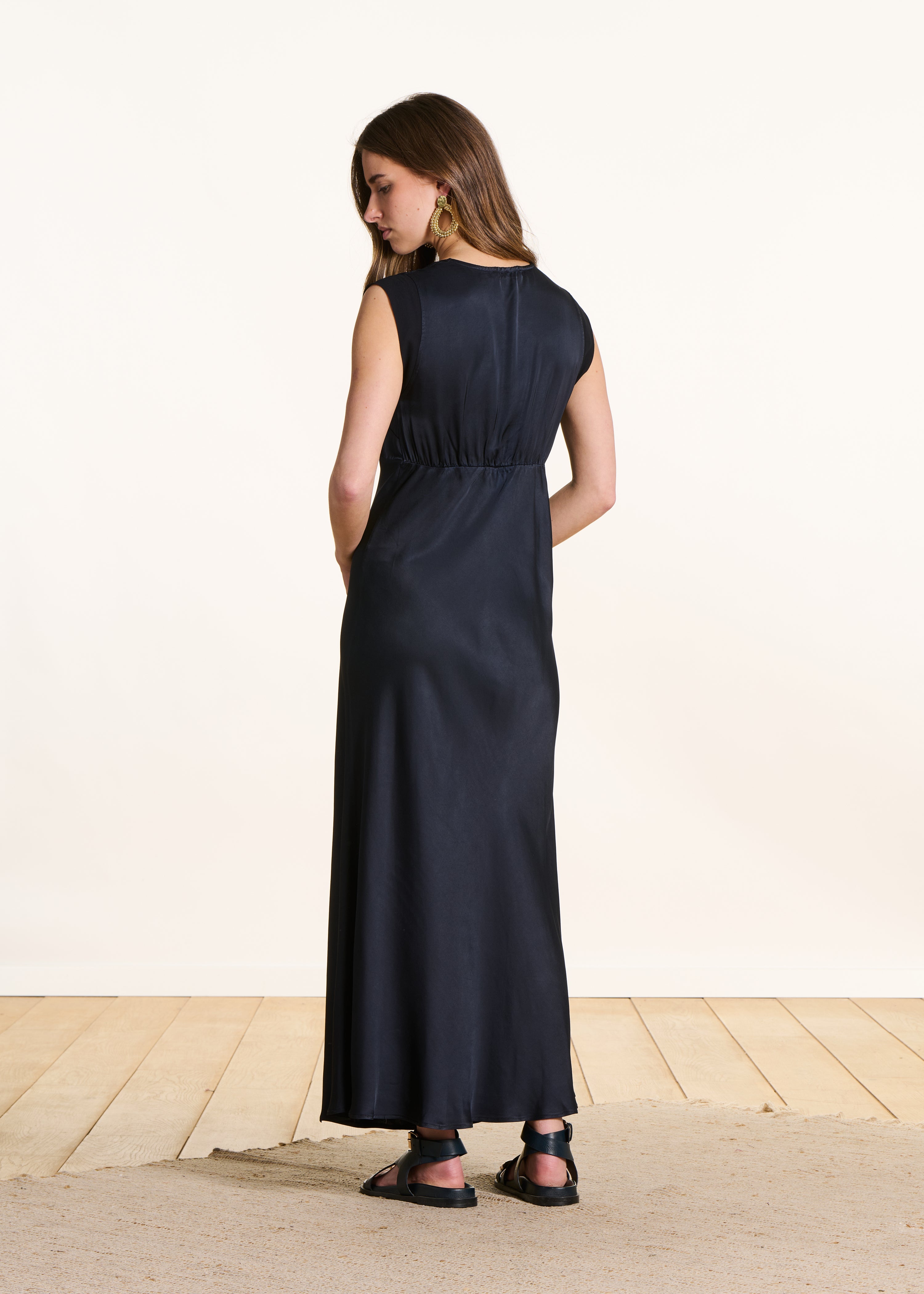 Fließendes langes Abendkleid in Dunkelblau ohne Ärmel