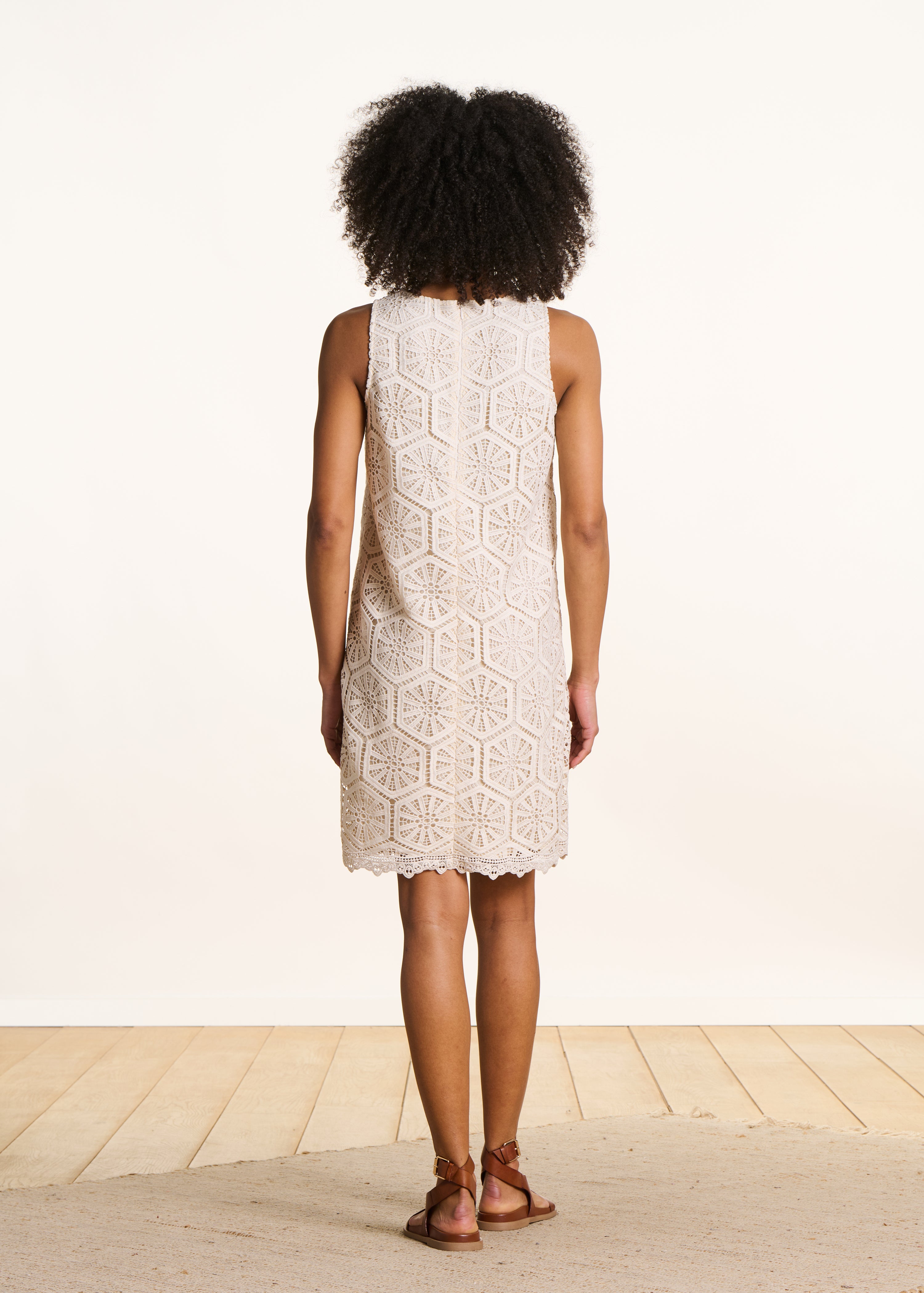 Sleeveless short dress in off-white lace