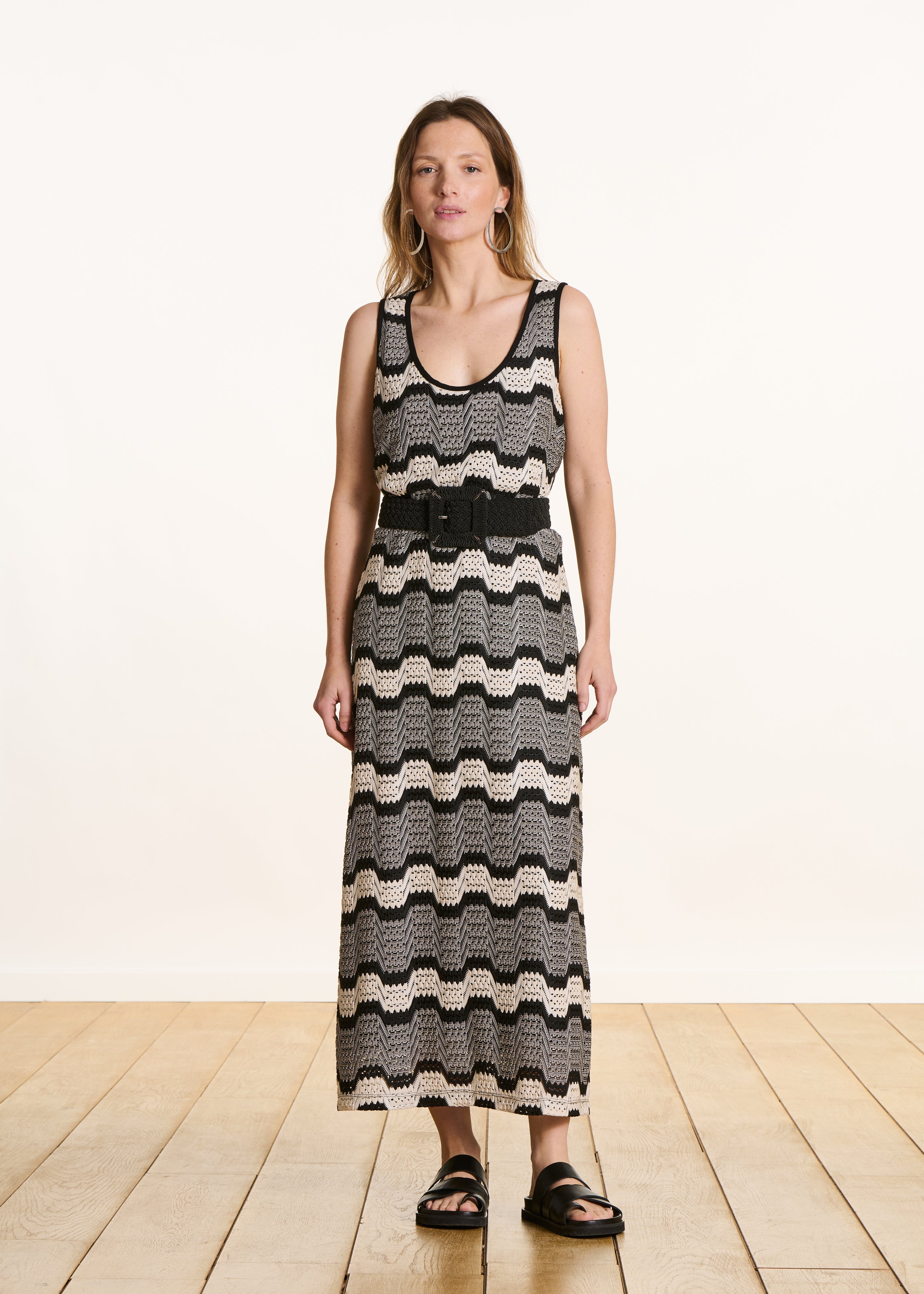 Abito lungo senza maniche nero in crochet