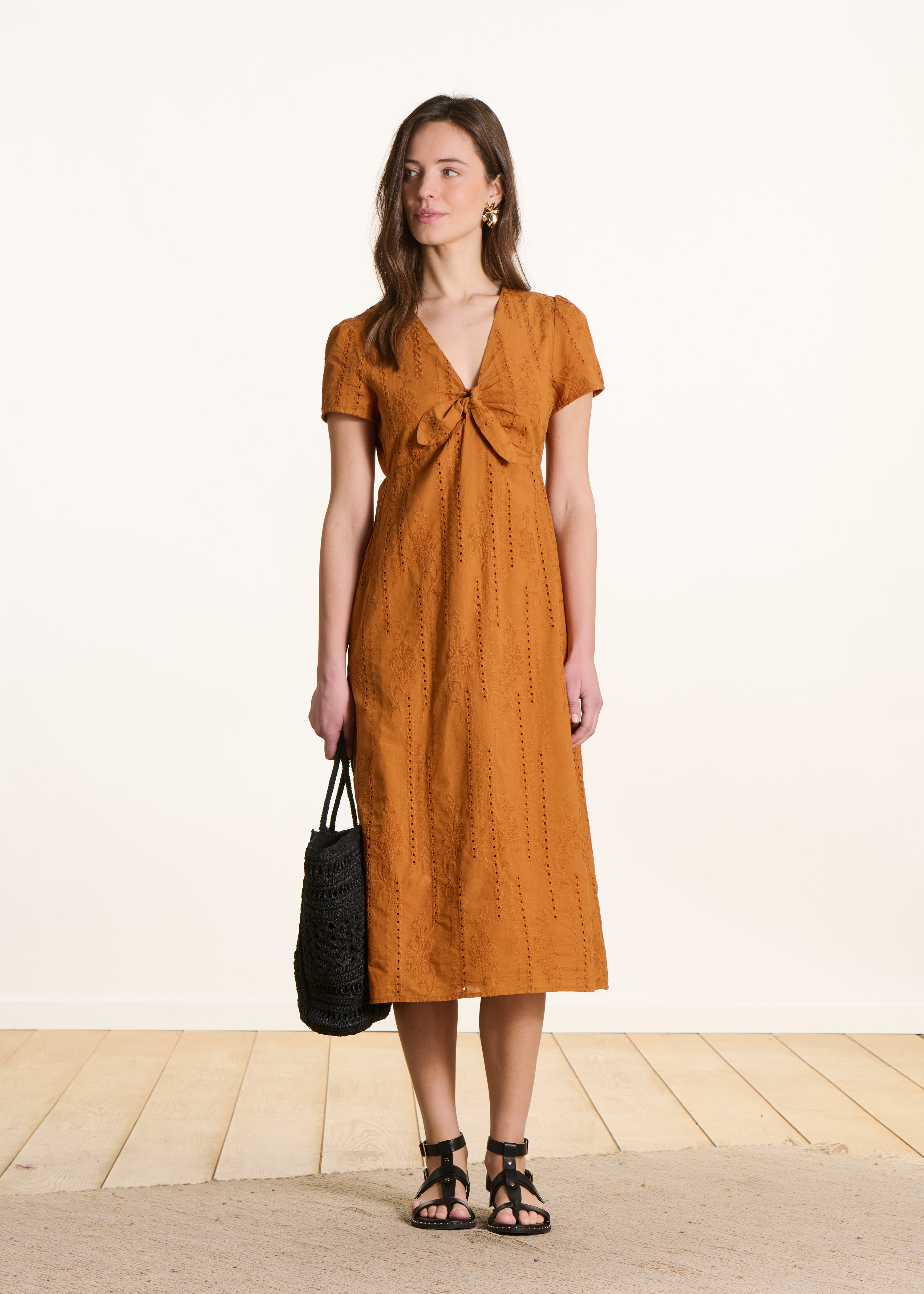 Robe mi-longue ocre en broderie anglaise