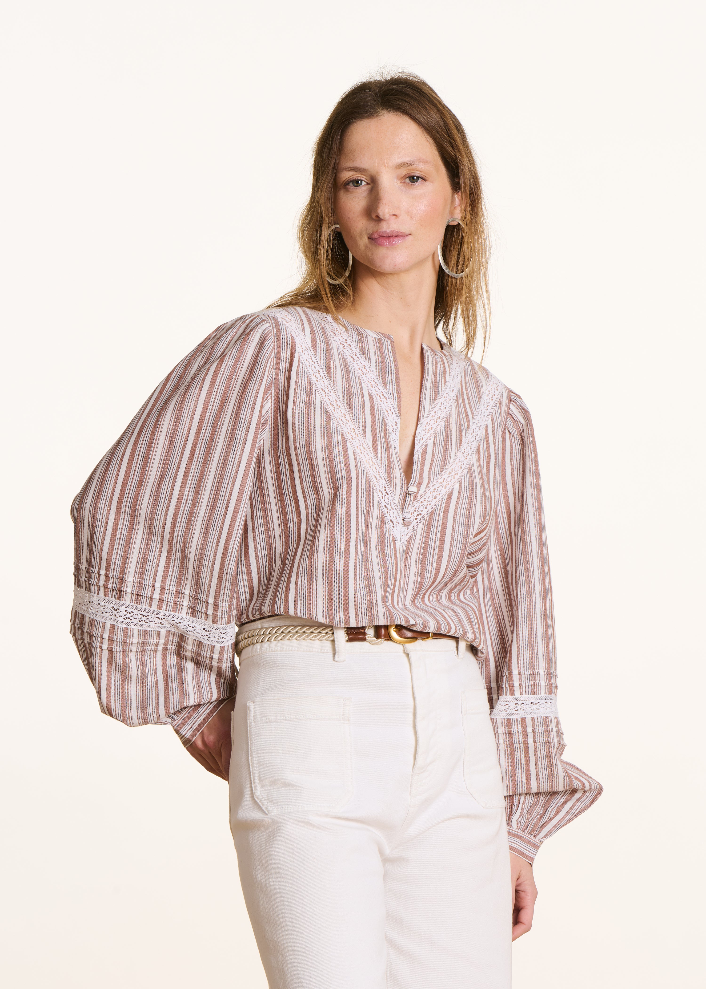 Blusa a maniche lunghe a righe bianco e marrone in cotone