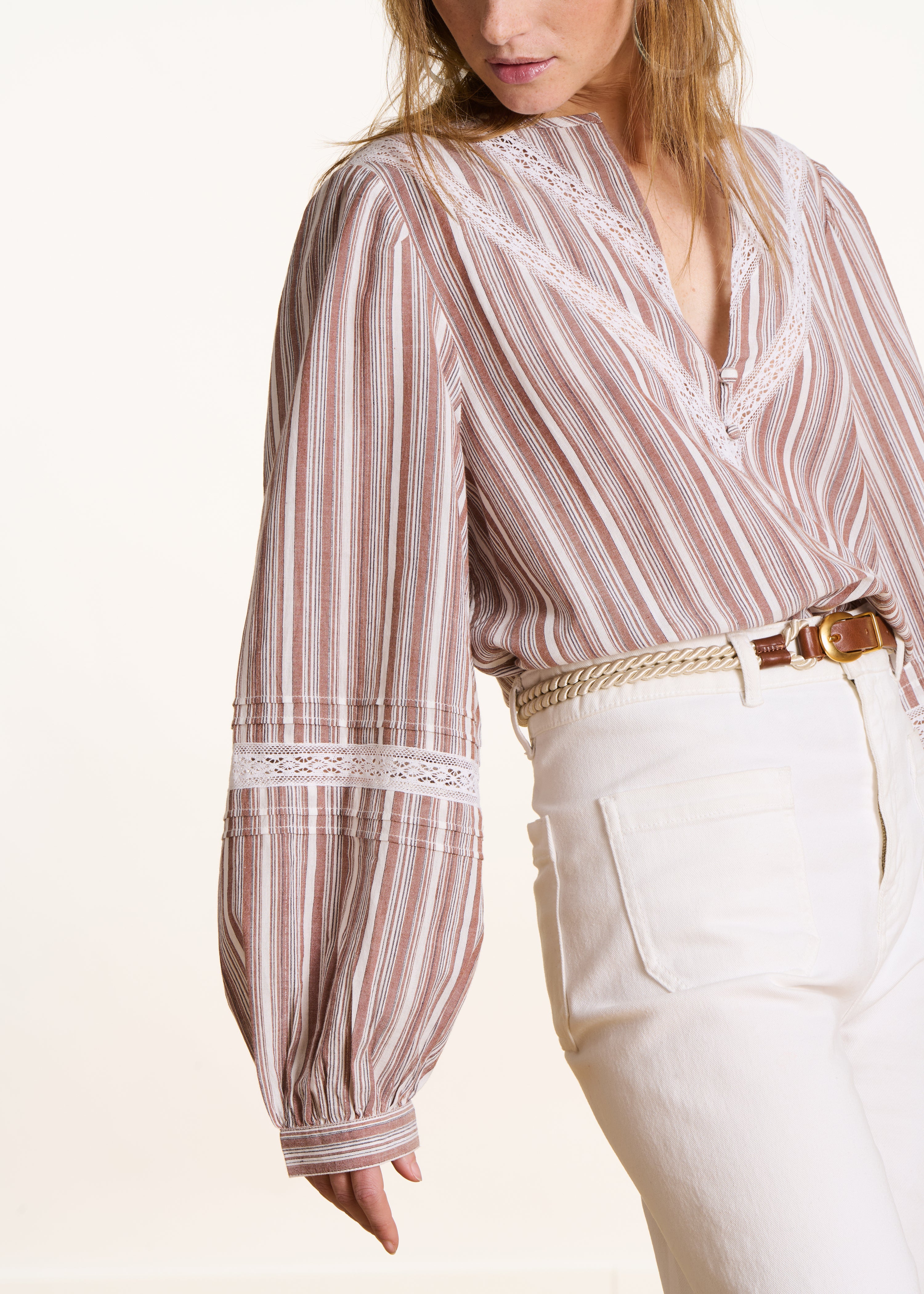 Blusa a maniche lunghe a righe bianco e marrone in cotone