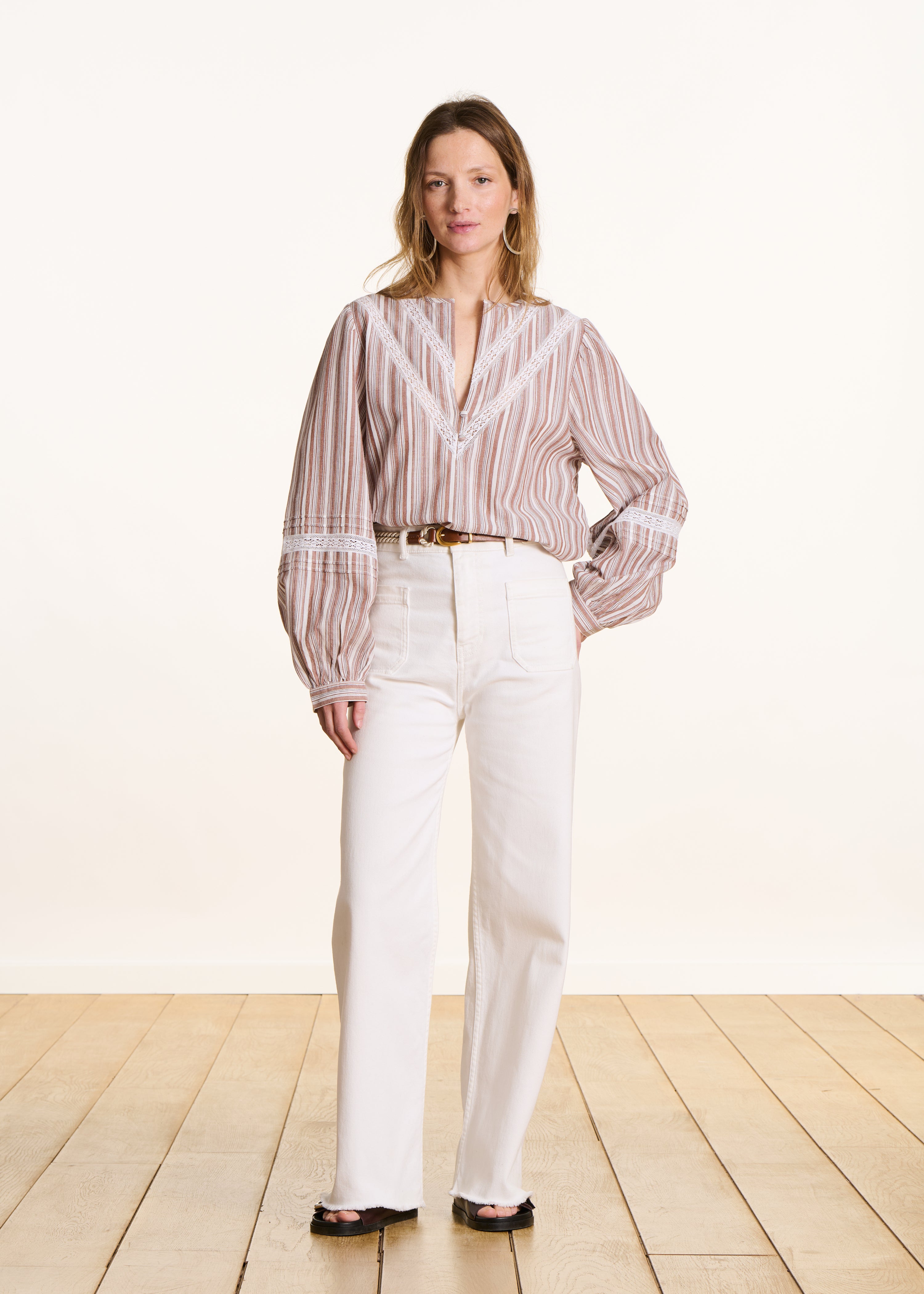 Blusa a maniche lunghe a righe bianco e marrone in cotone