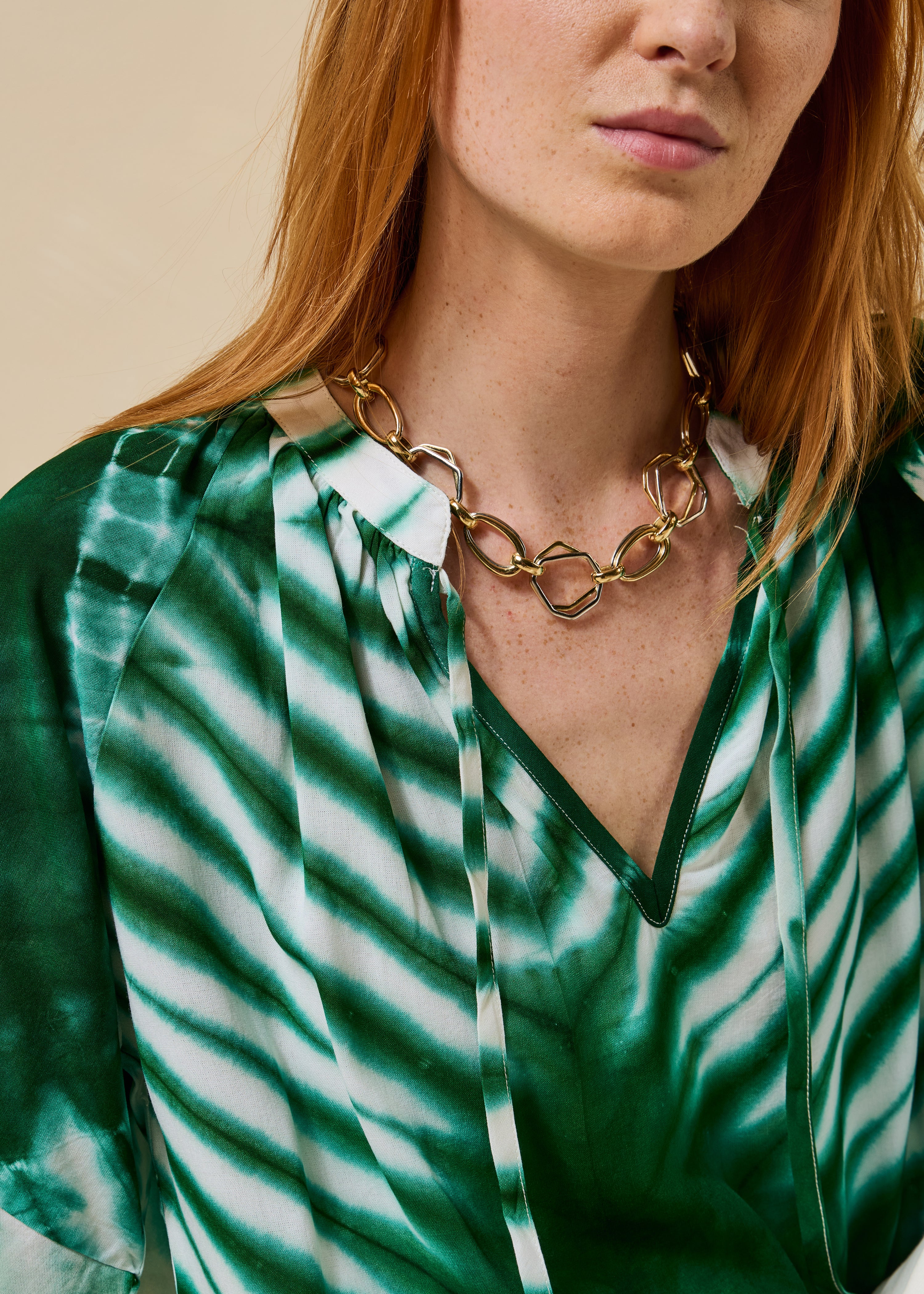 Losvallende groene top met korte mouwen en print