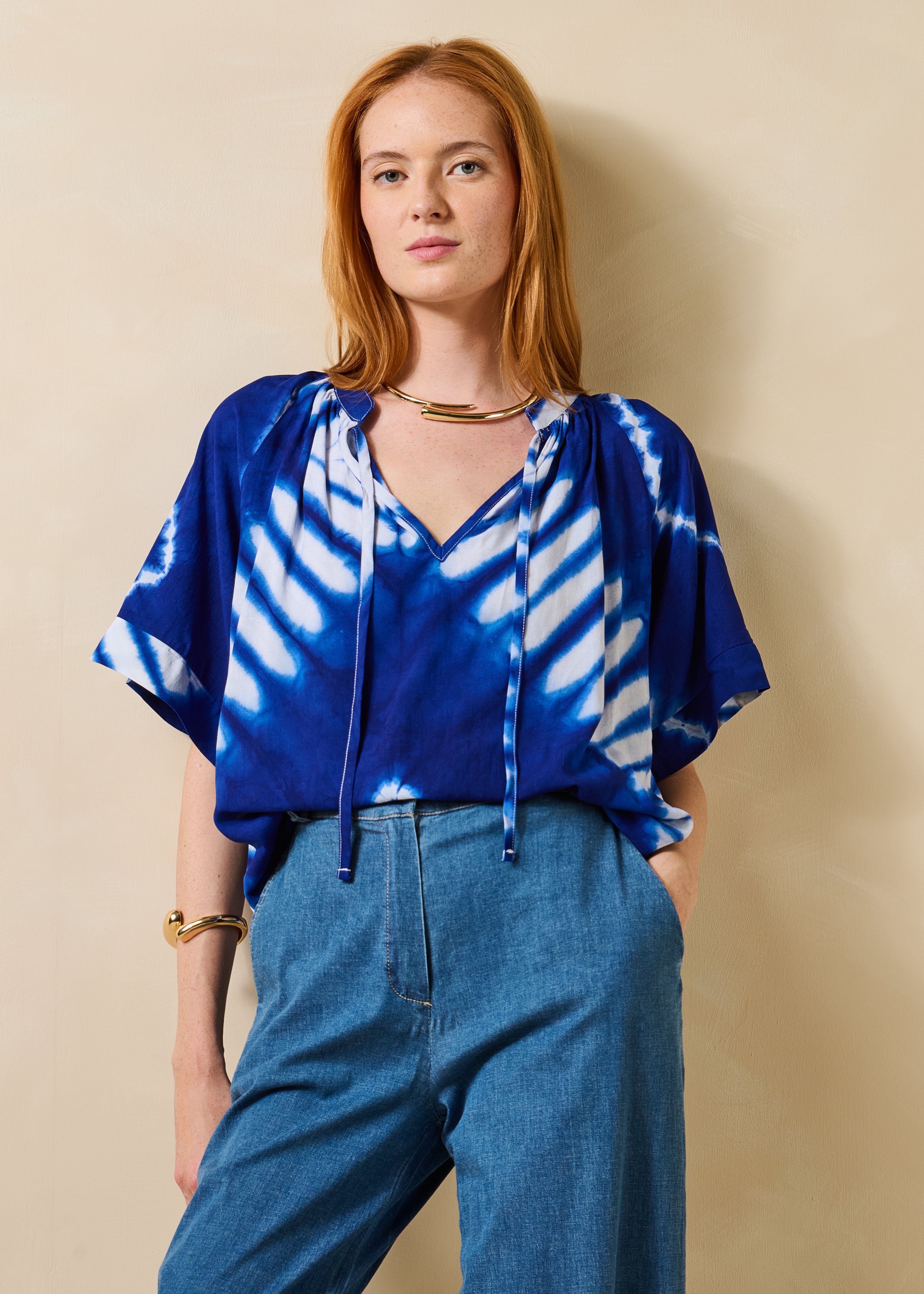 Weites blaues Top mit Print und kurzen Ärmeln