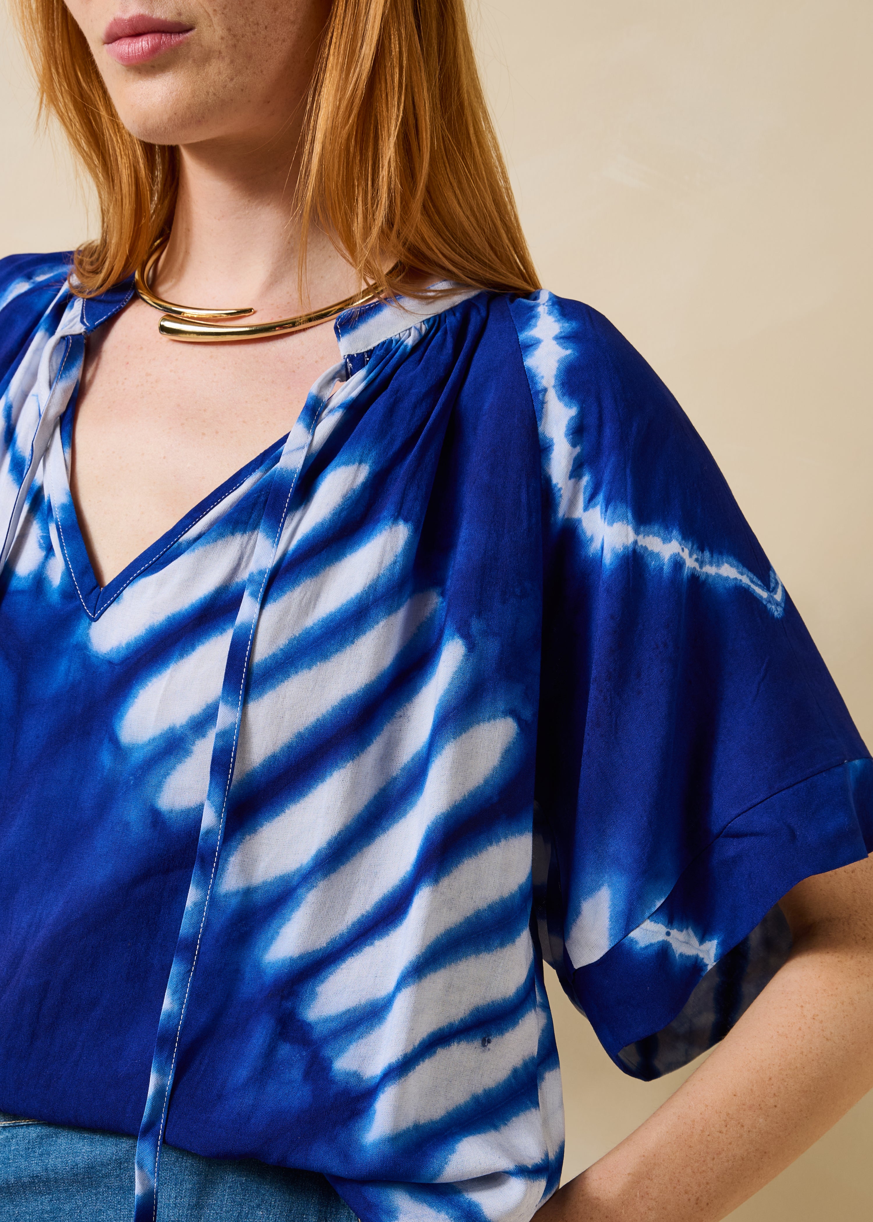 Top amplio azul con estampado y mangas cortas