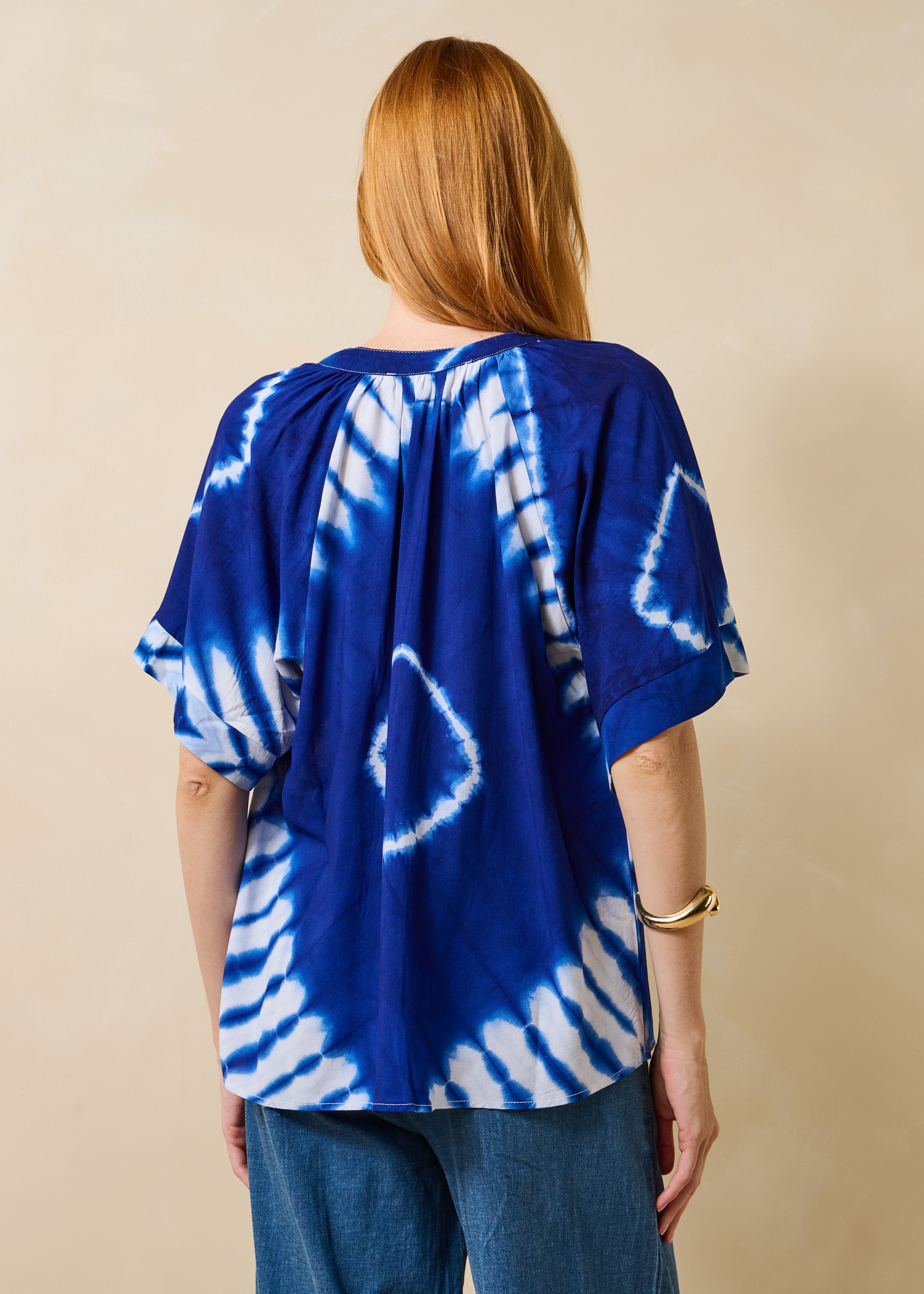 Top amplio azul con estampado y mangas cortas