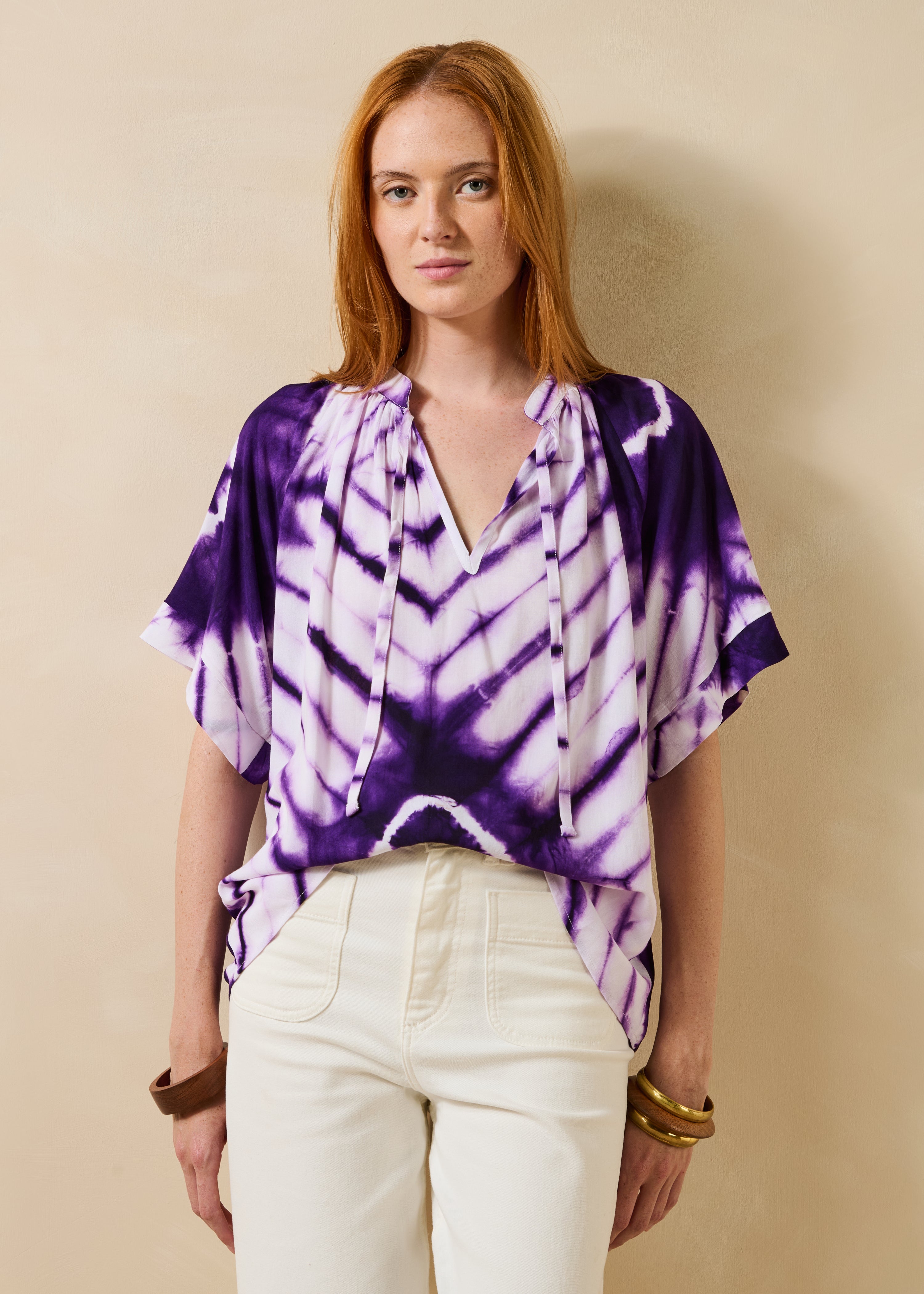 Weites violettes Top mit Print und kurzen Ärmeln
