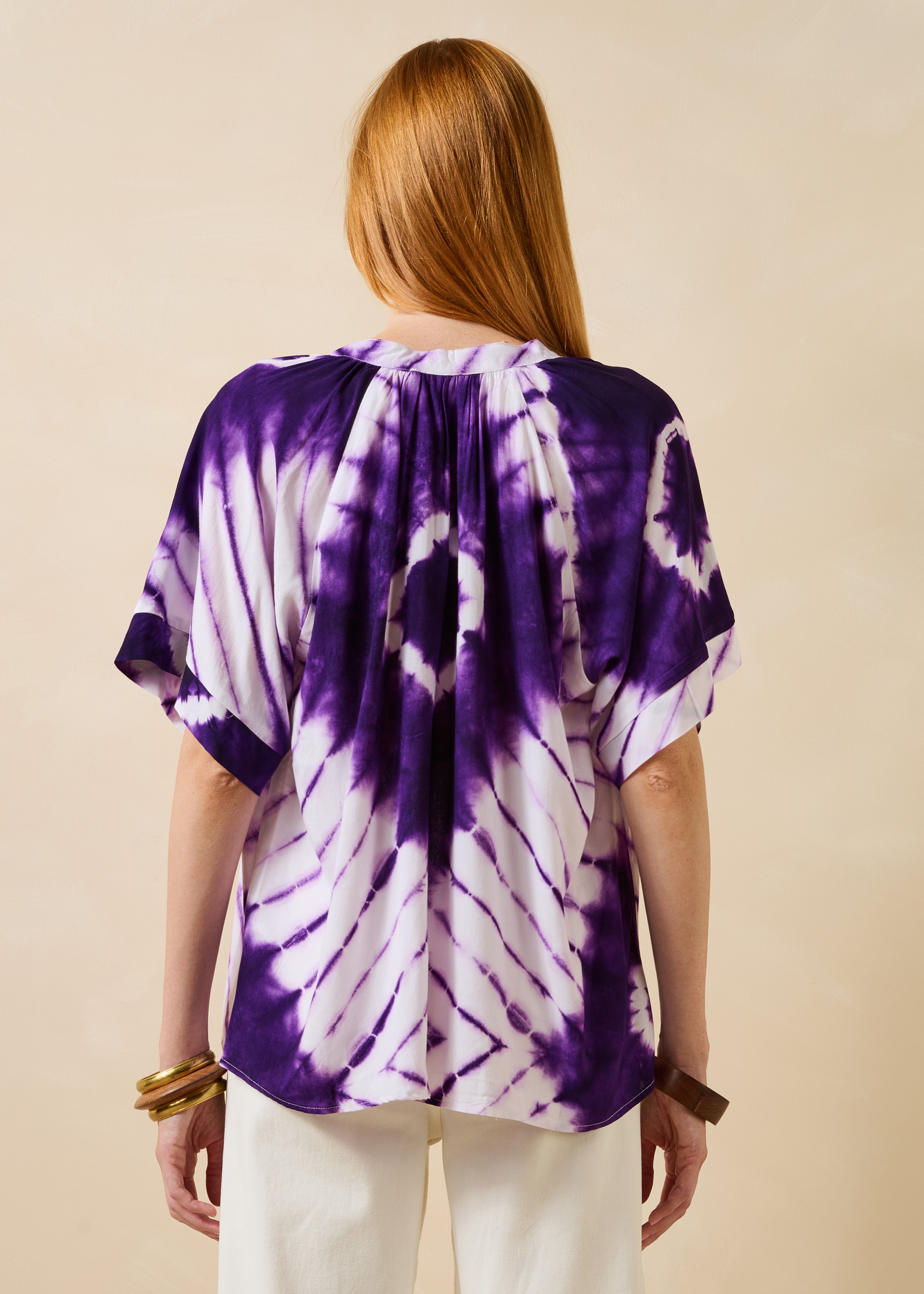 Losvallende paarse top met korte mouwen en print