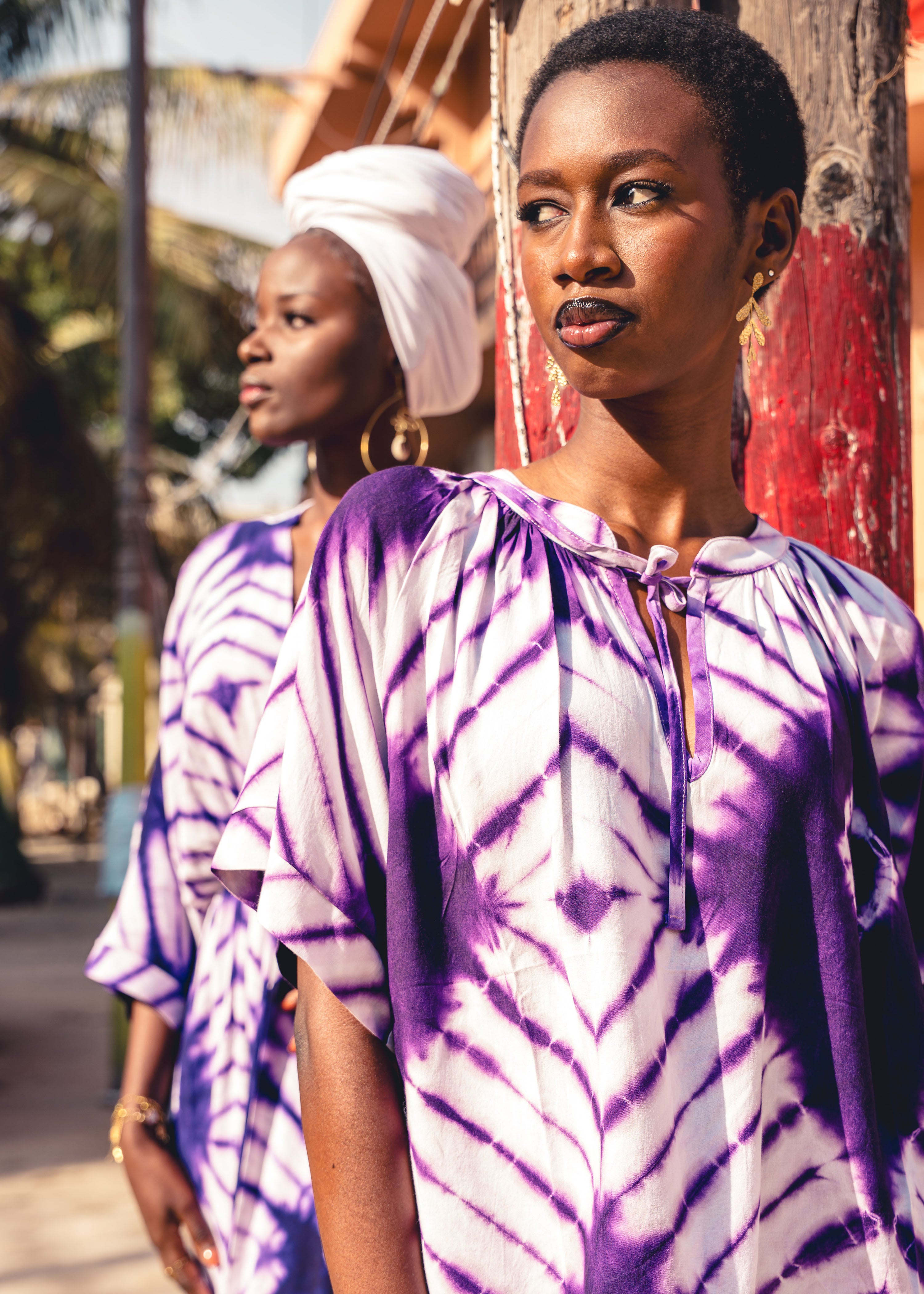 Losvallende paarse top met korte mouwen en print