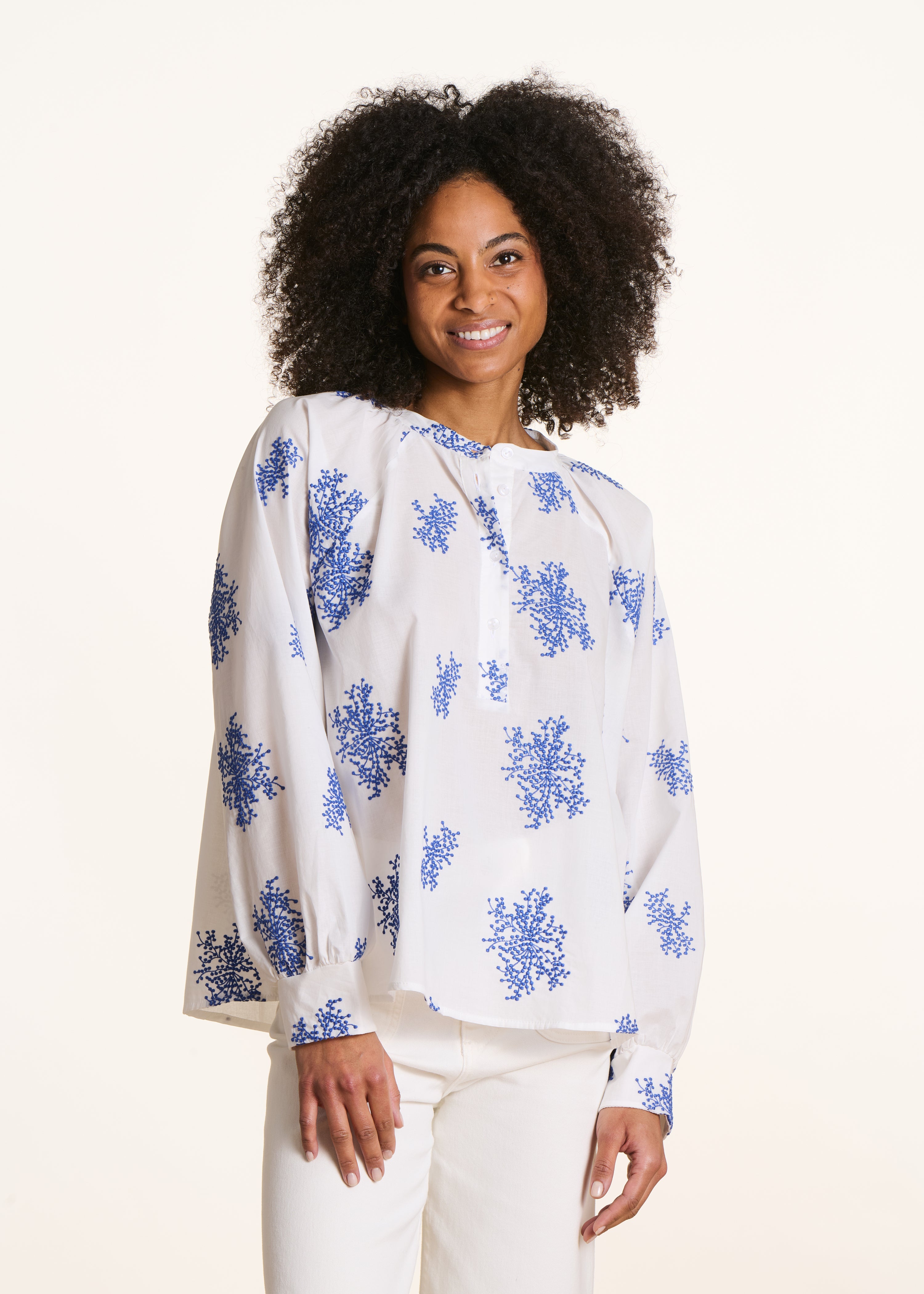 Top oversize écru con estampado y mangas largas