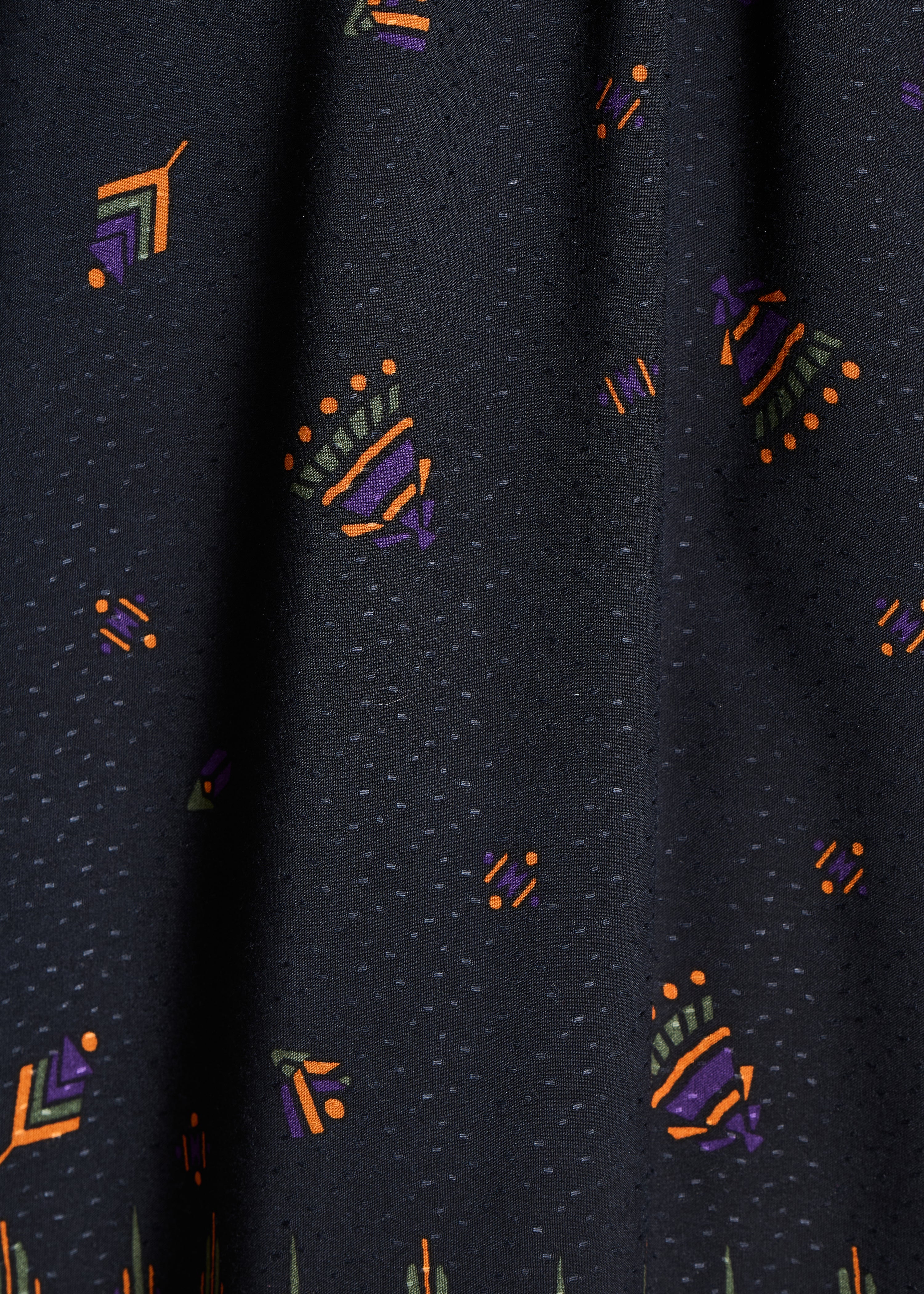 Weites schwarzes Top mit Print und langen Ärmeln