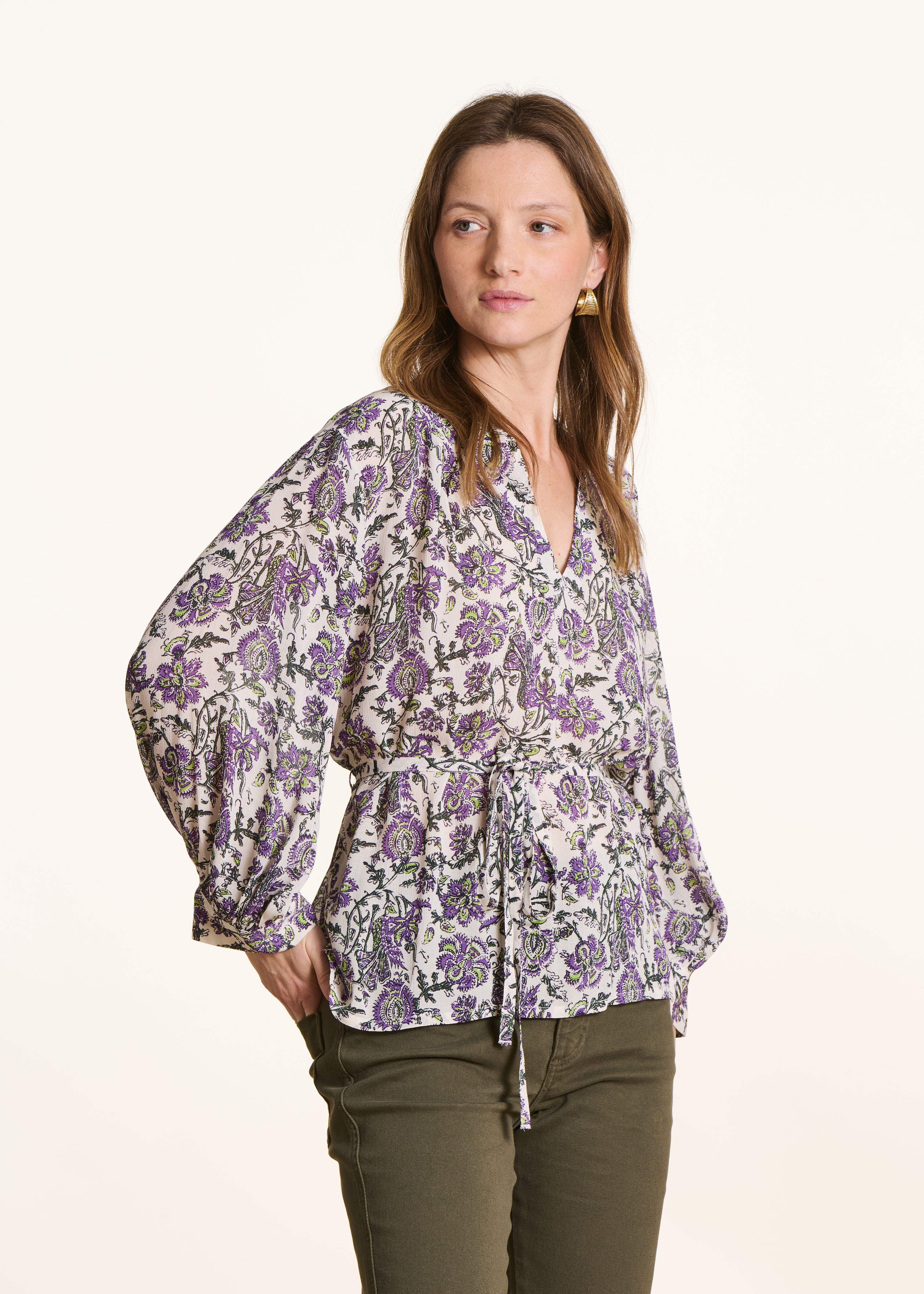 Top amplio violeta con estampado floral y mangas 3/4