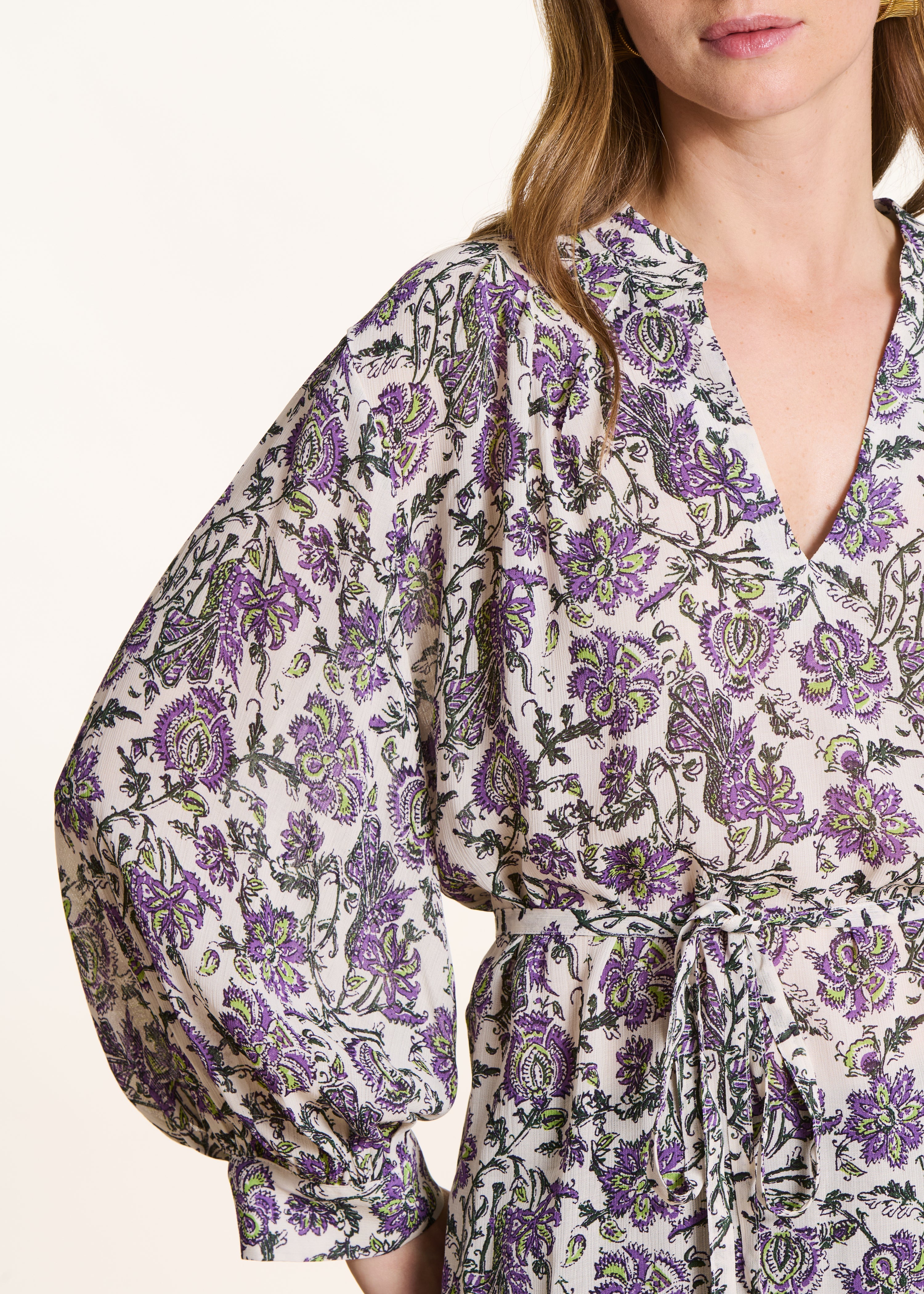 Losvallende paarse top met bloemenprint en lange mouwen