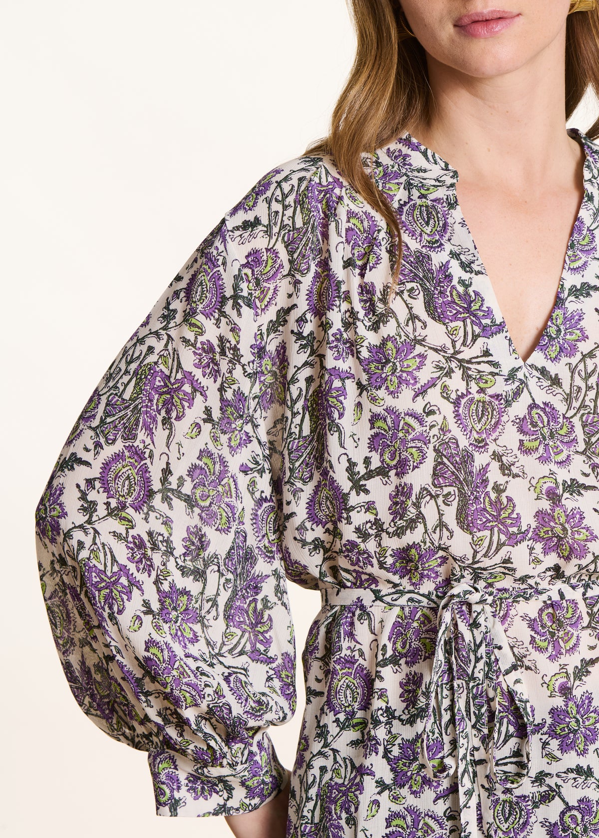 Weites violettes Top mit floralem Print und langen Ärmeln