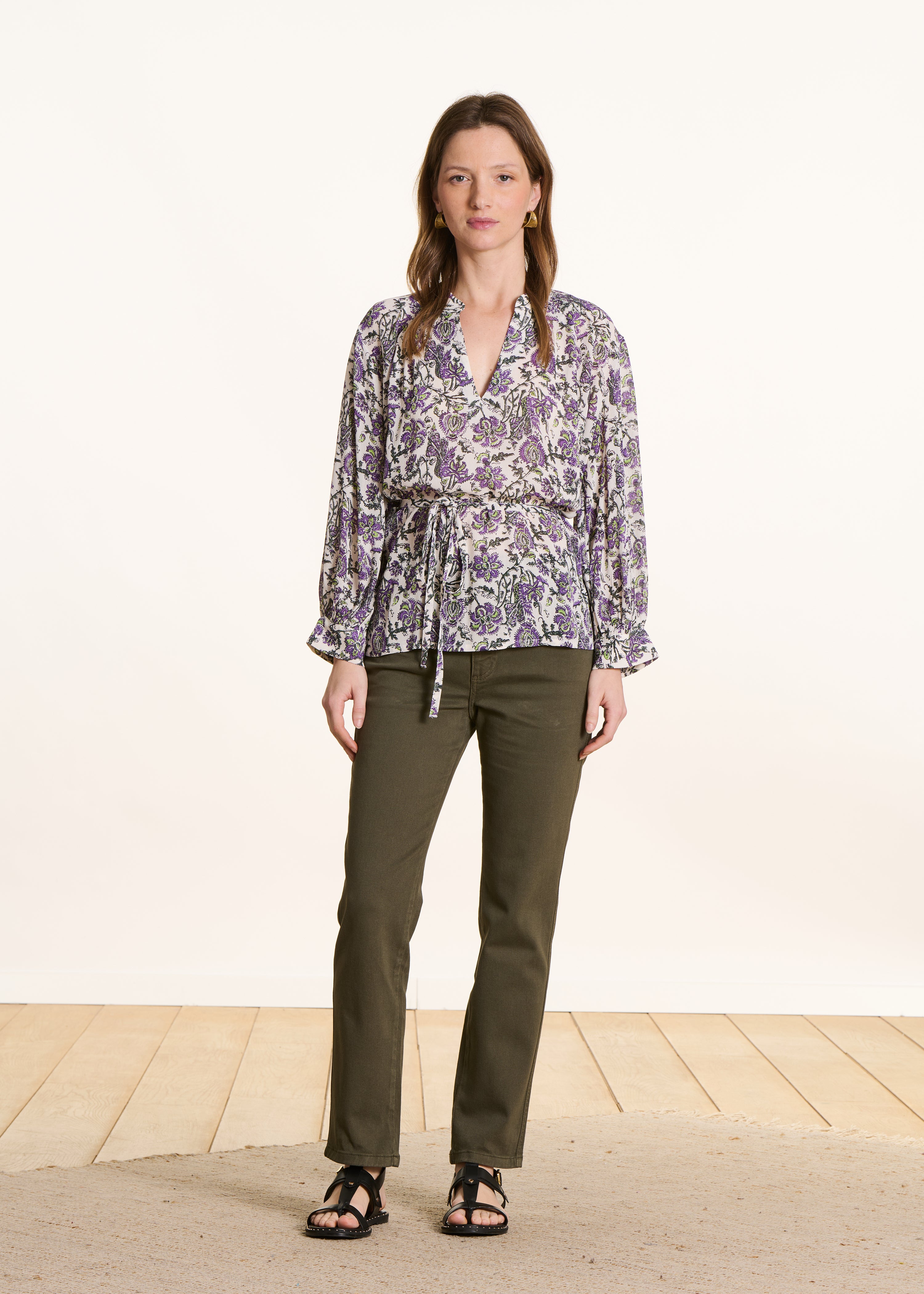 Losvallende paarse top met bloemenprint en lange mouwen