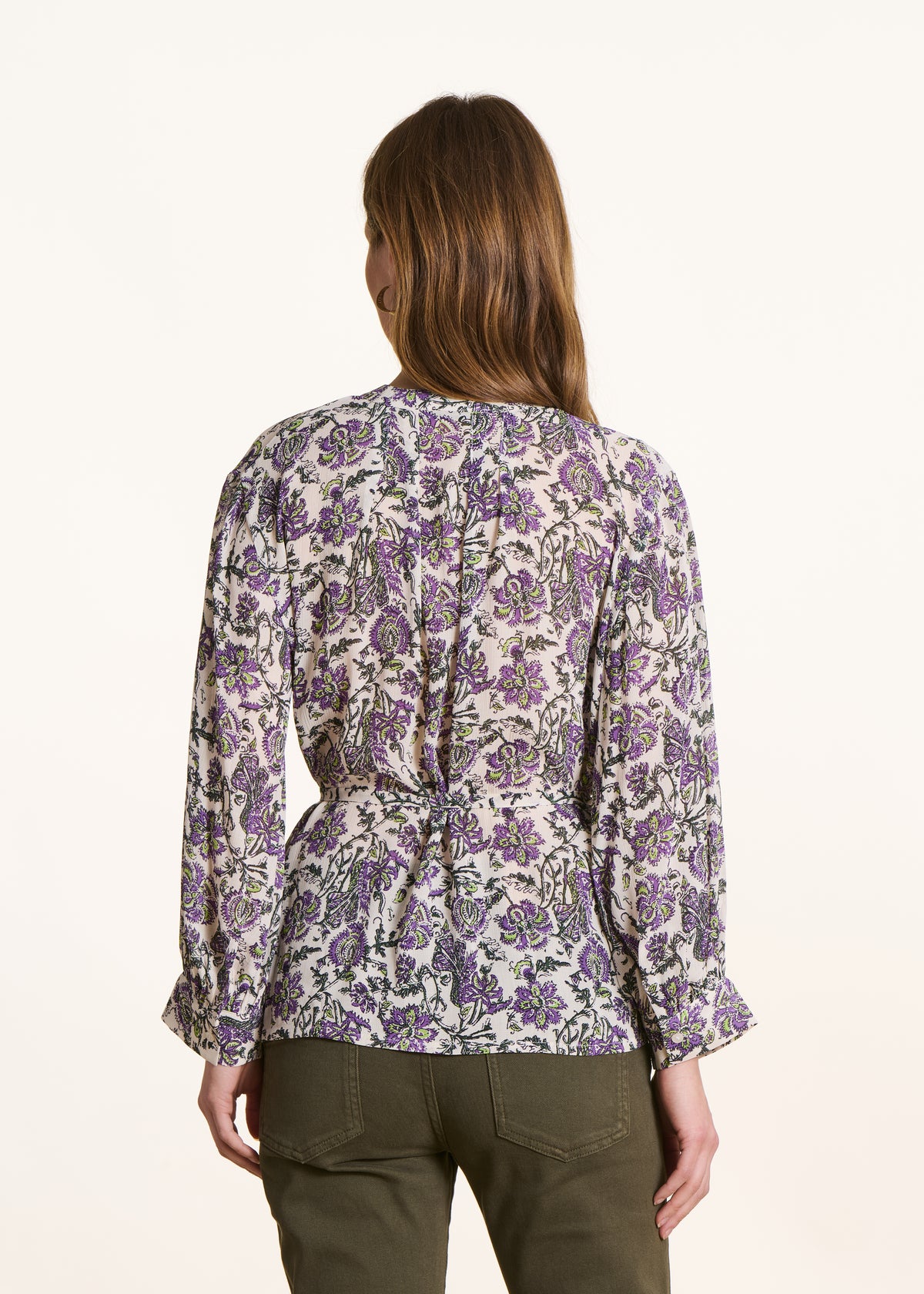 Weites violettes Top mit floralem Print und langen Ärmeln