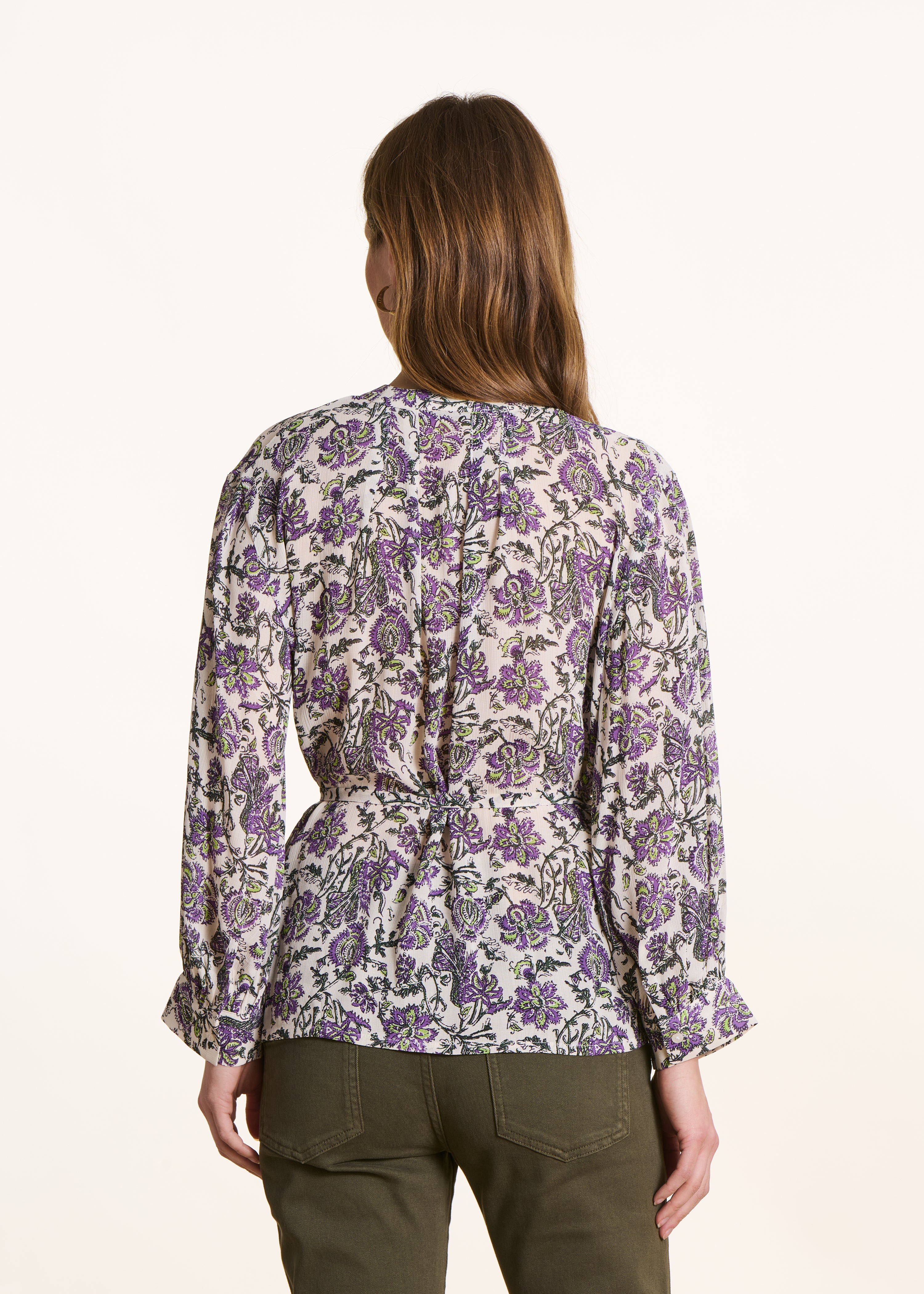 Losvallende paarse top met bloemenprint en lange mouwen
