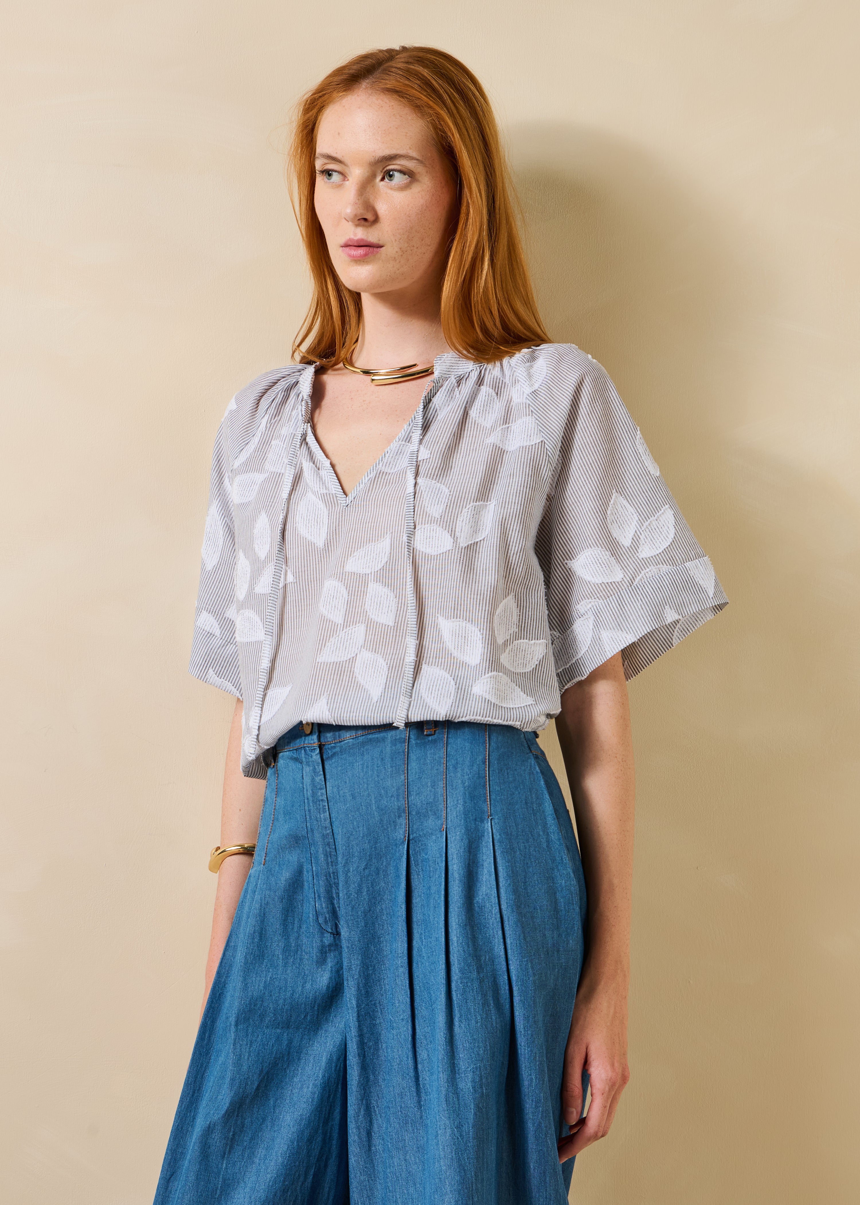 Top amplio negro floral de algodón con mangas cortas