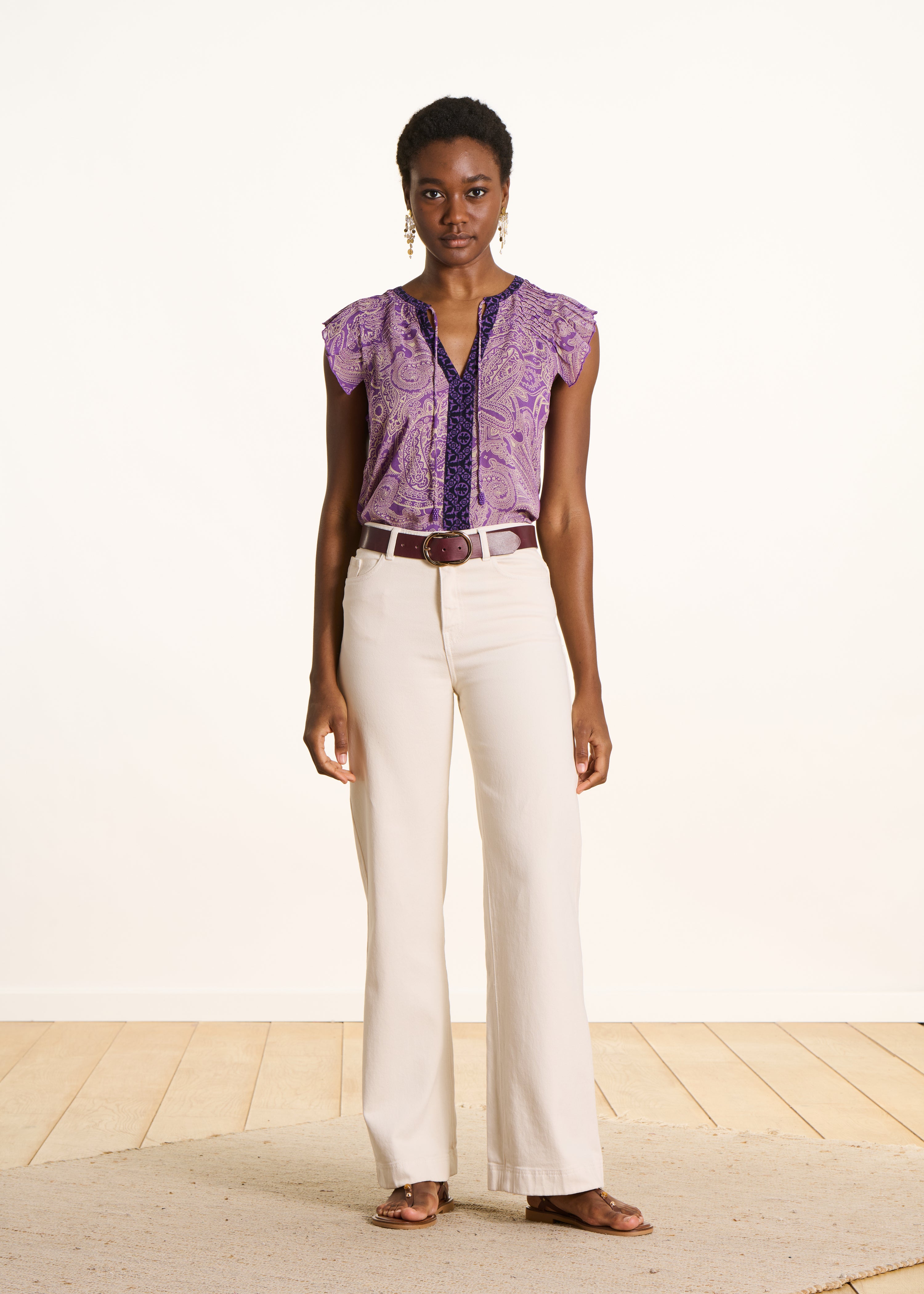 Mouwloze top van paarse voile met print