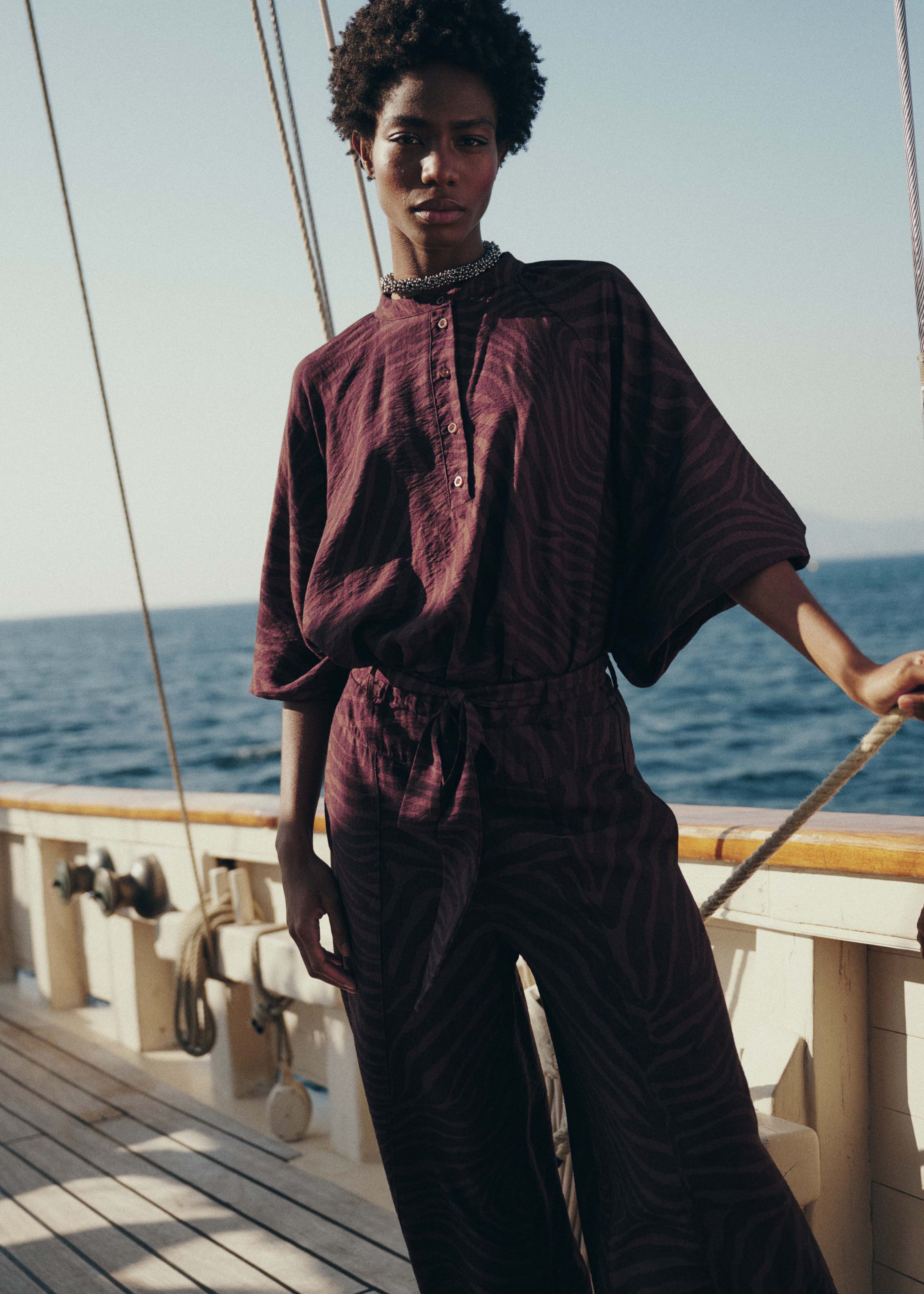 Blusa marrón oversize con estampado animal print