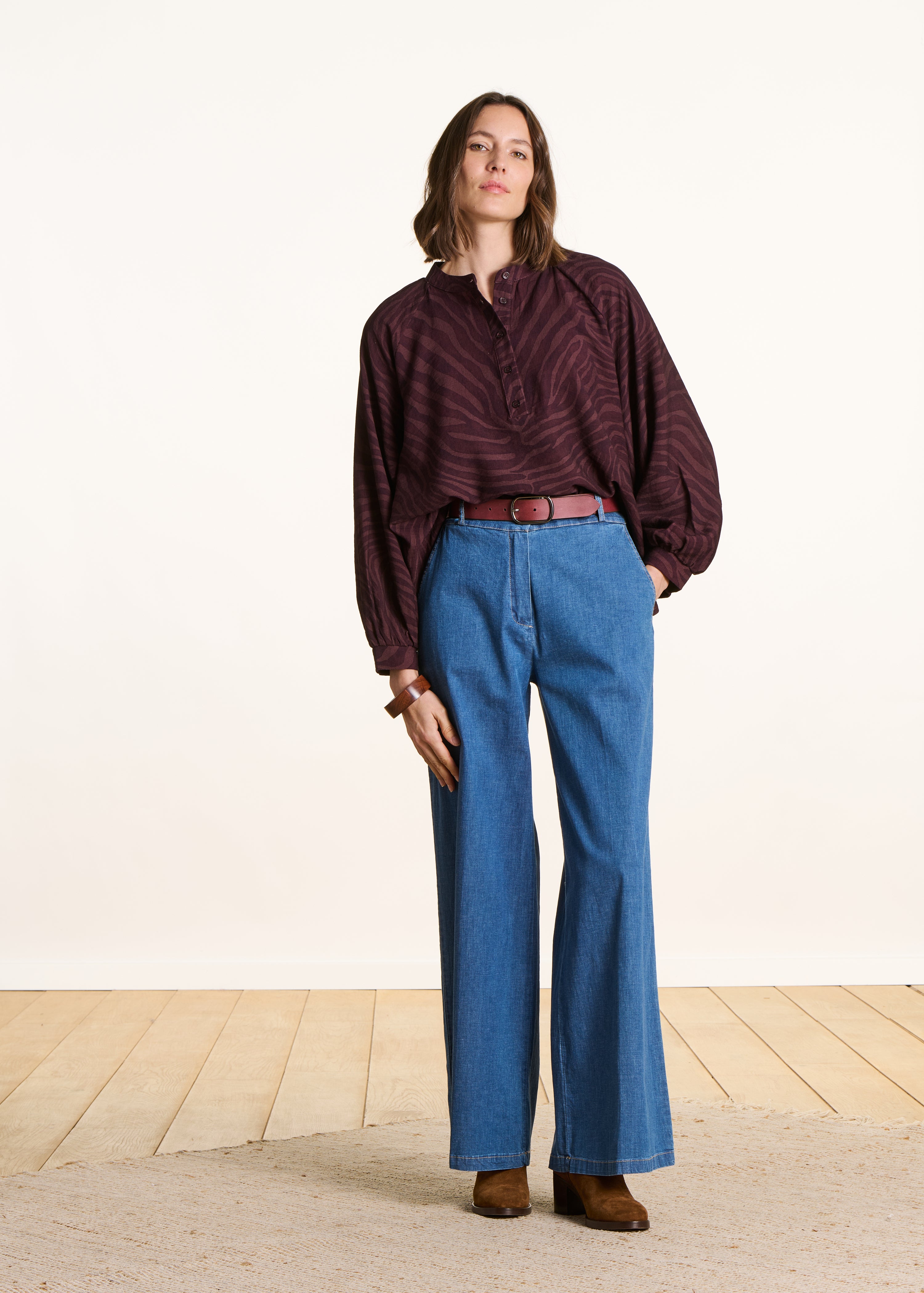 Blusa marrón oversize con estampado animal print